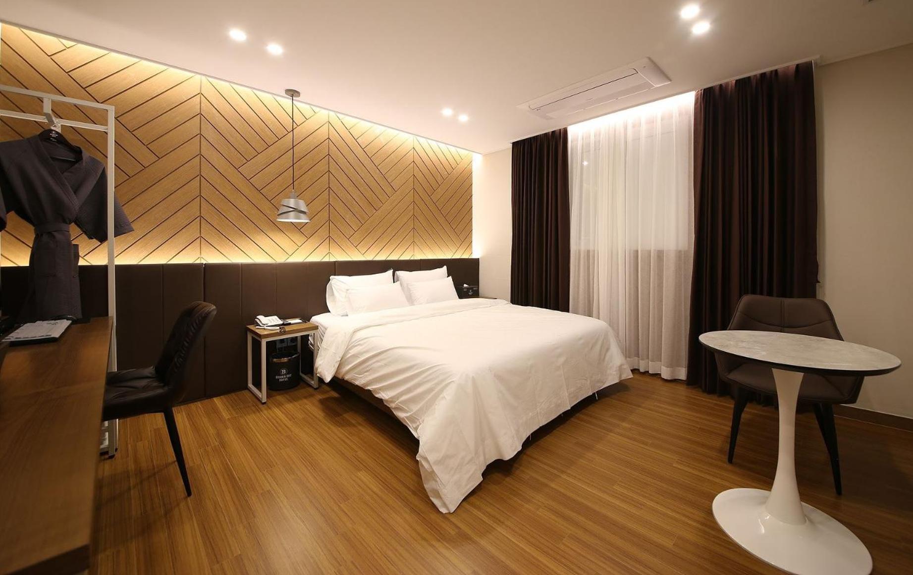 Standard King Room - Photo 17