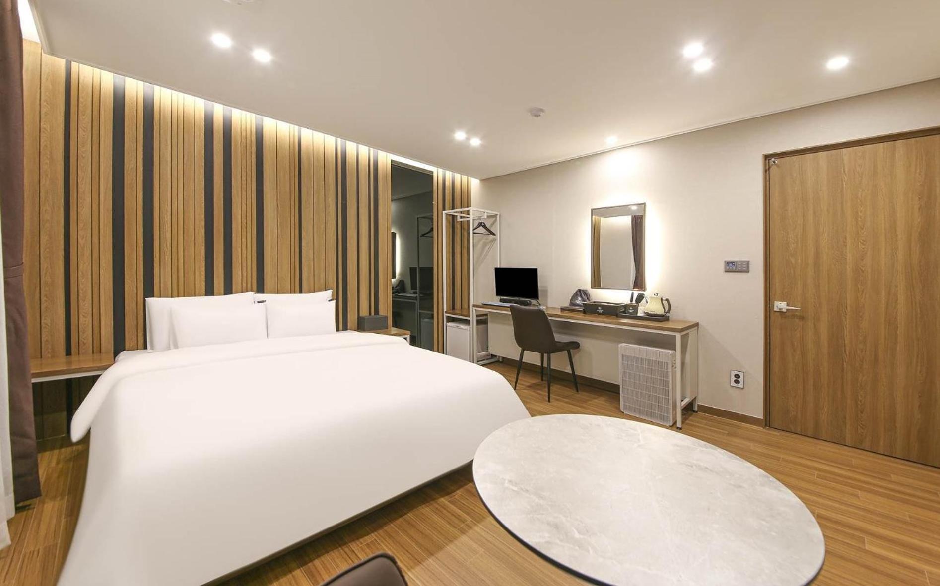 Standard King Room - Photo 18