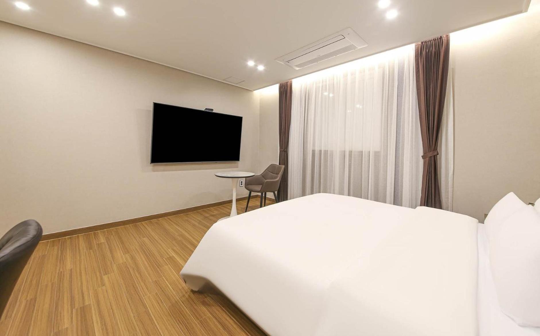 Standard King Room - Photo 11