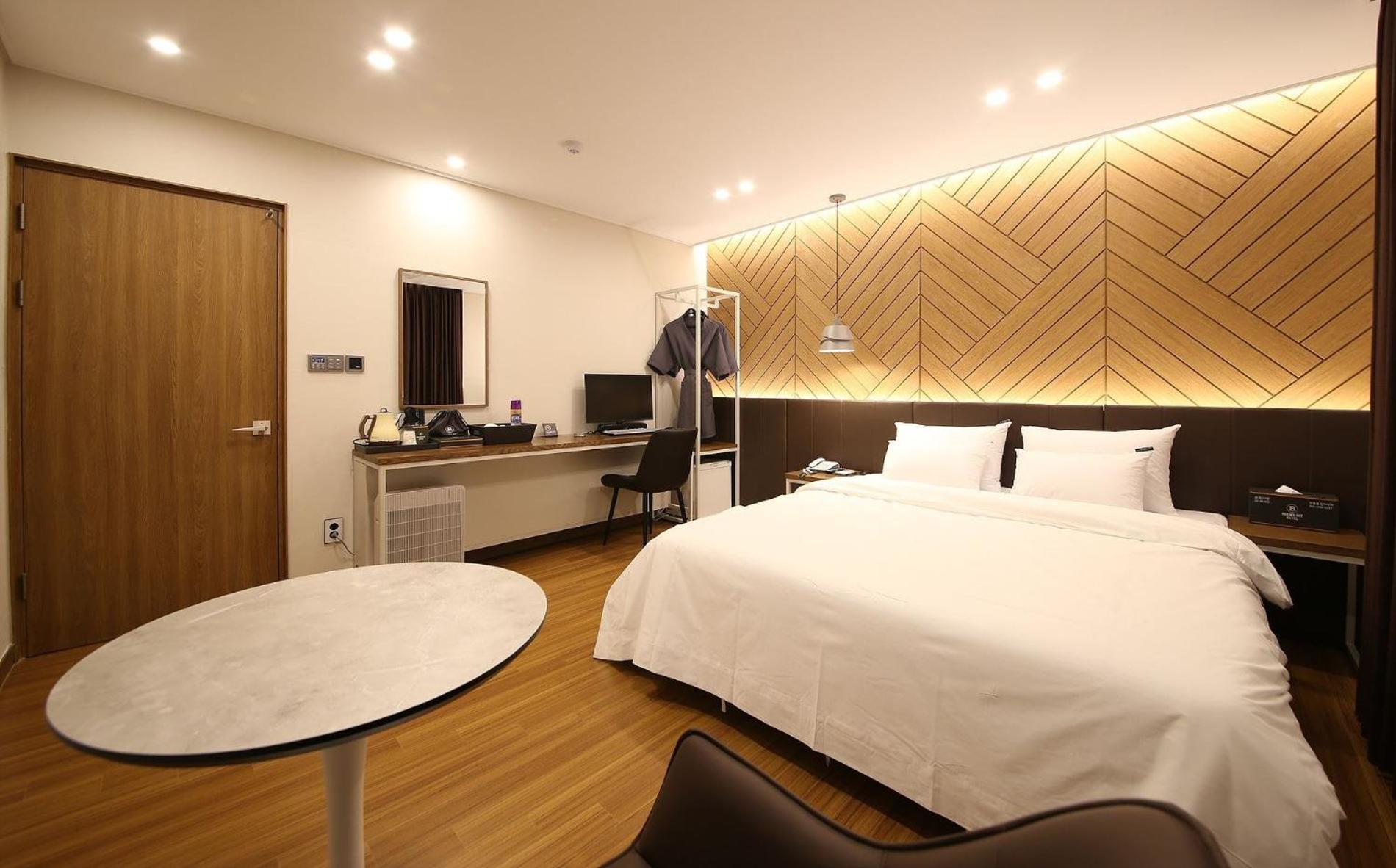 Standard King Room - Photo 16