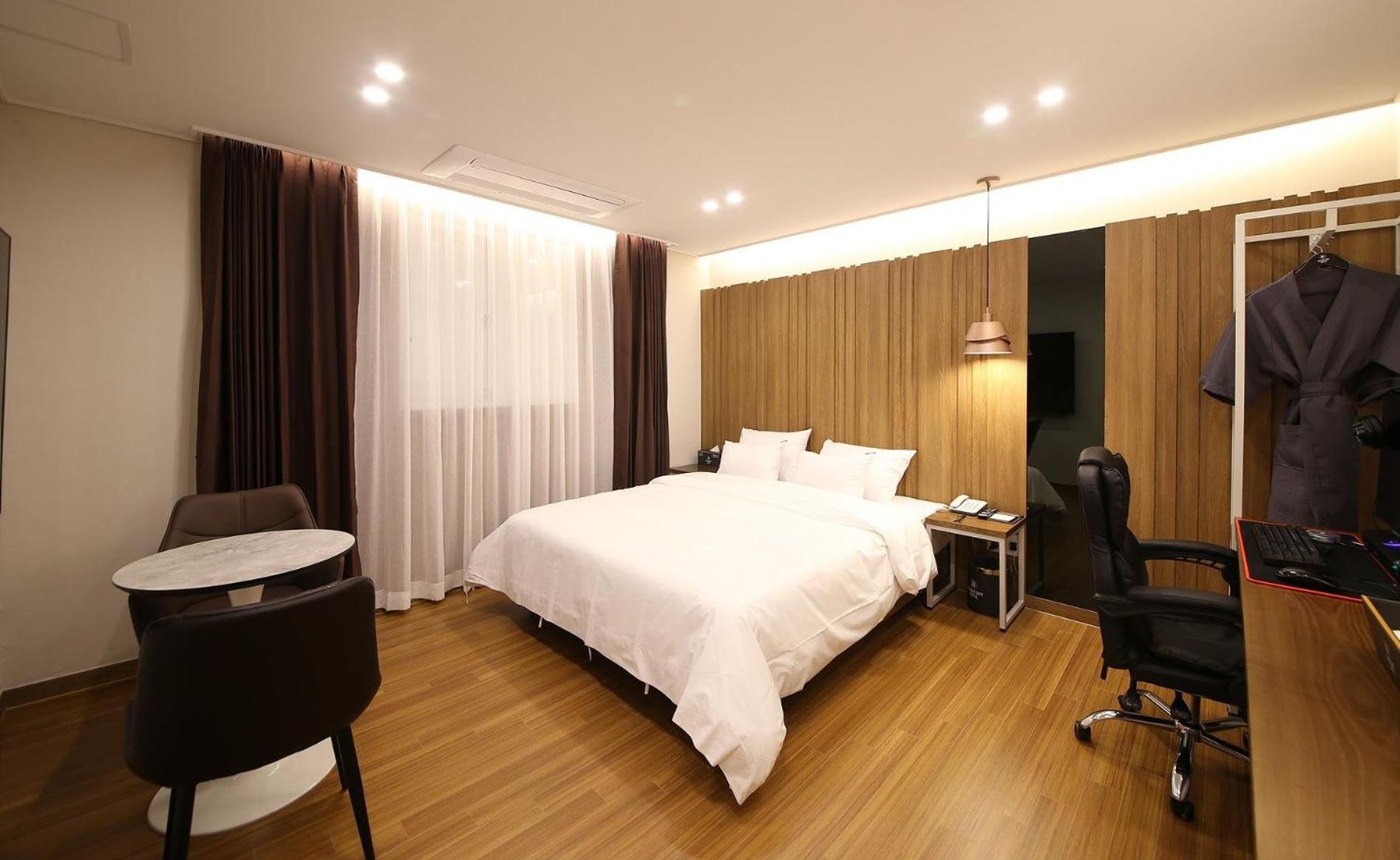 Superior King Room - Photo 9