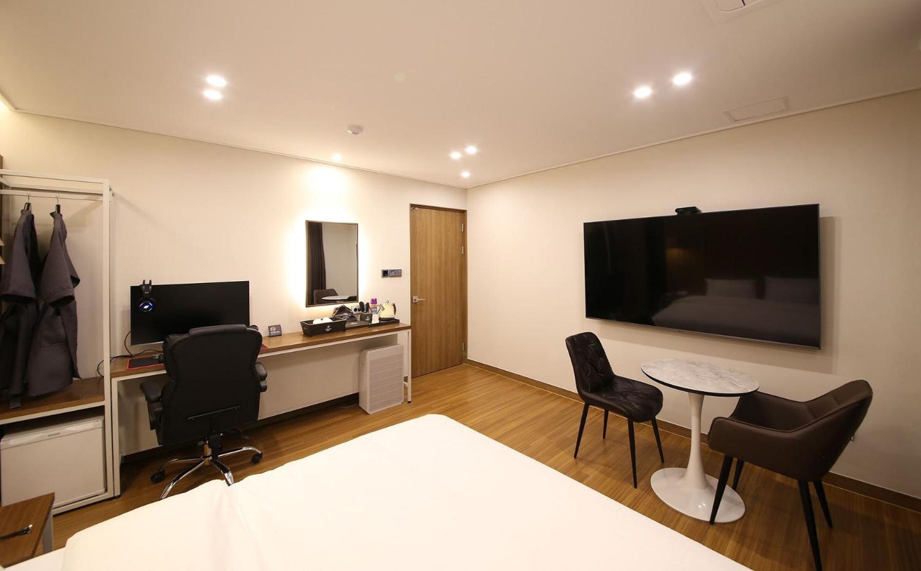 Superior King Room - Photo 6