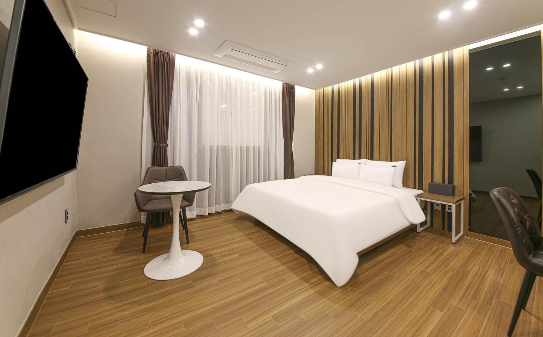 Superior King Room - Photo 3