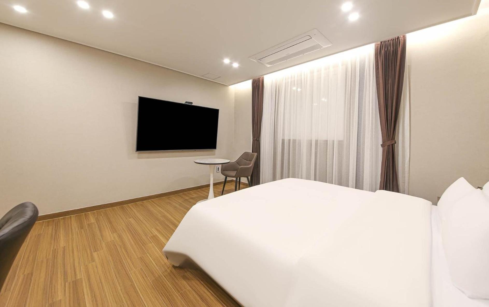 Superior King Room - Photo 13