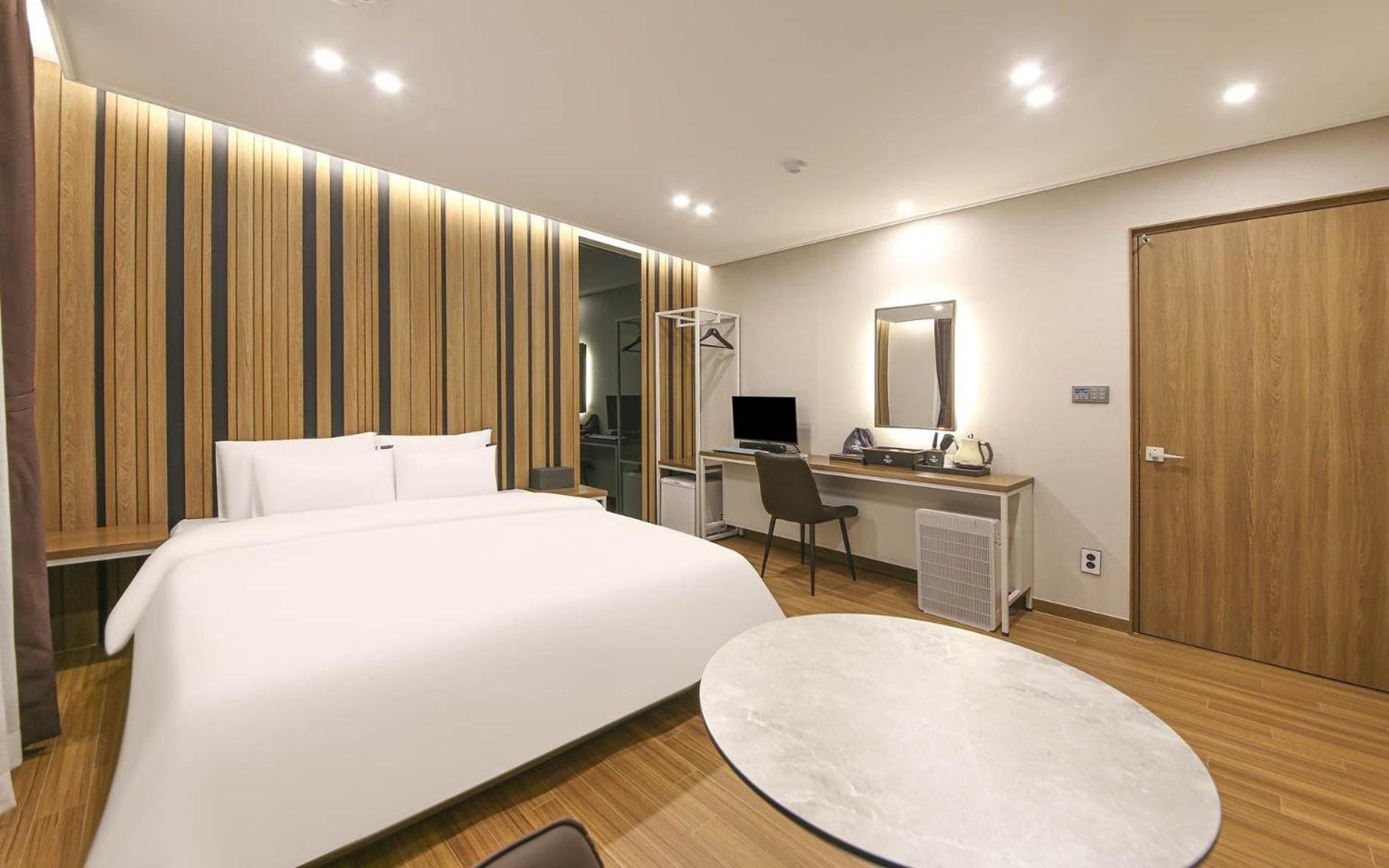 Superior King Room - Photo 12