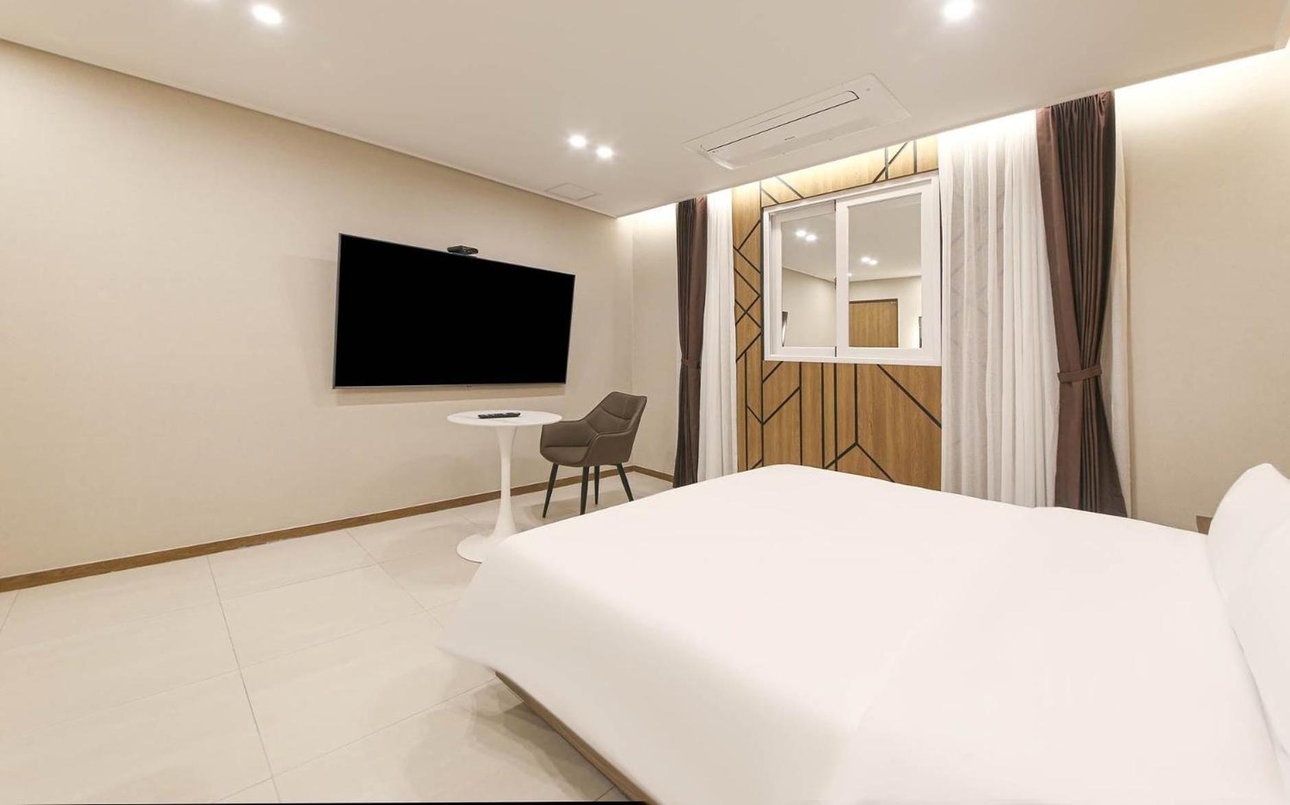 Deluxe King Room - Photo 5