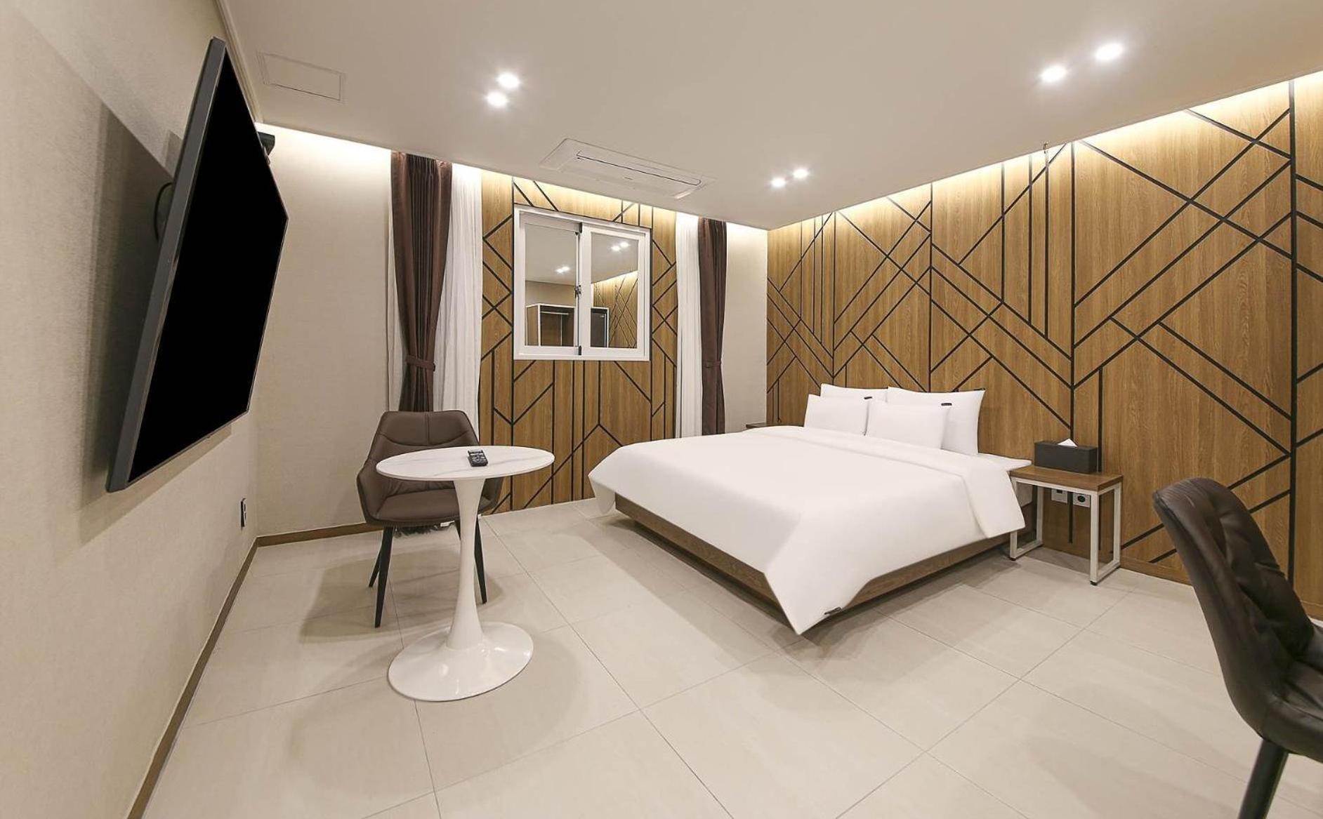 Deluxe King Room - Photo 4