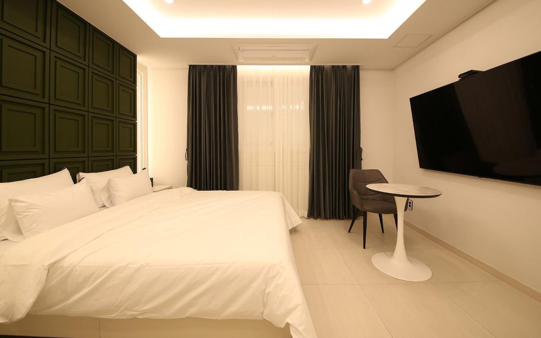 Deluxe King Room - Photo 9