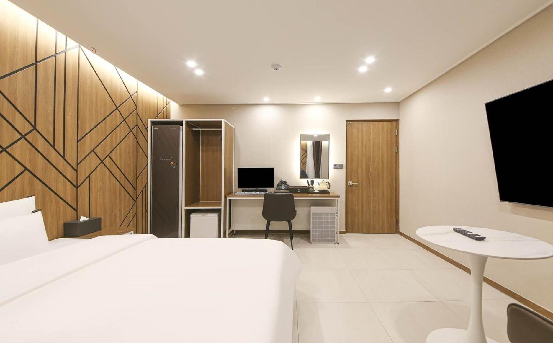 Deluxe King Room - Photo 3