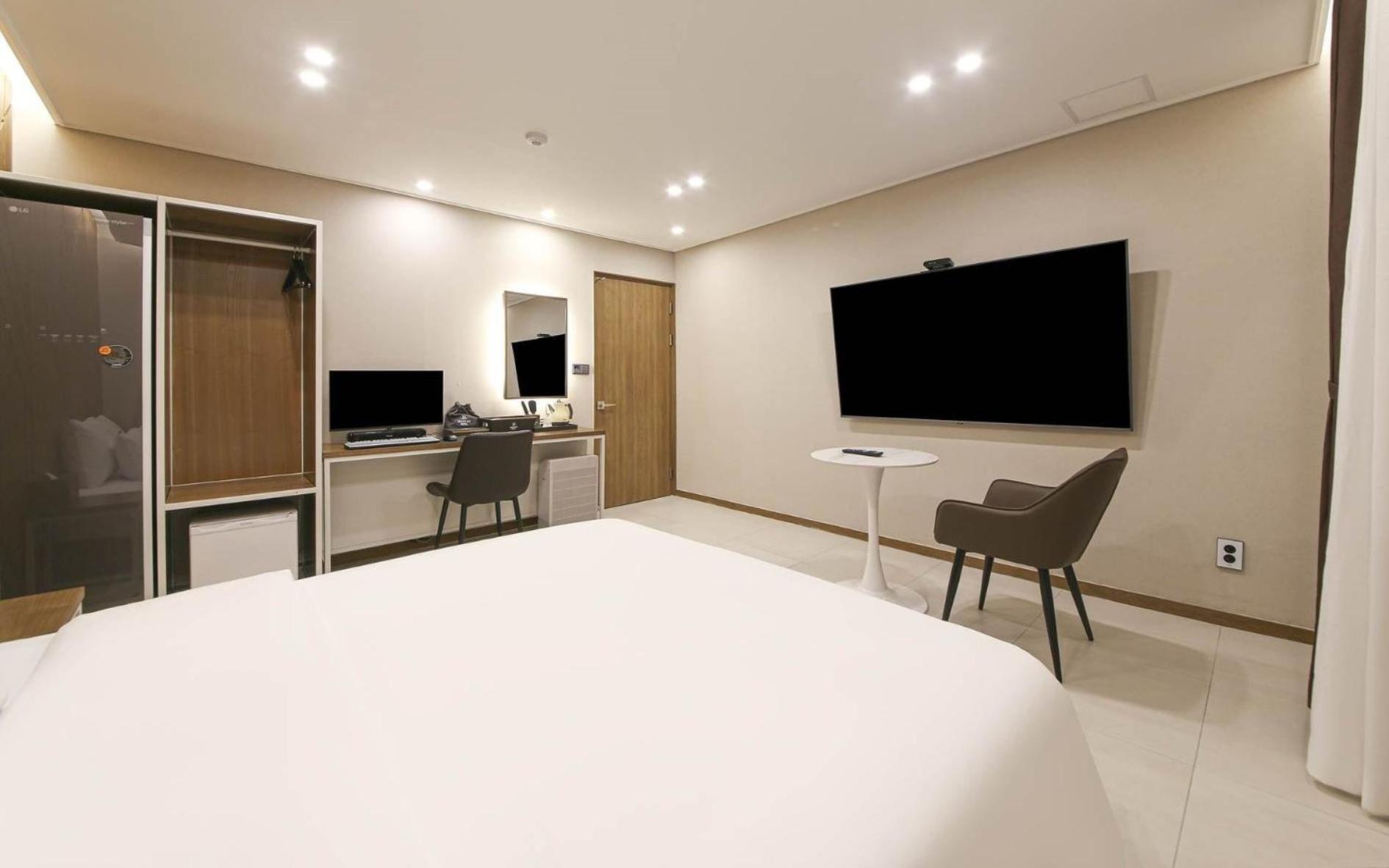 Deluxe King Room - Photo 10