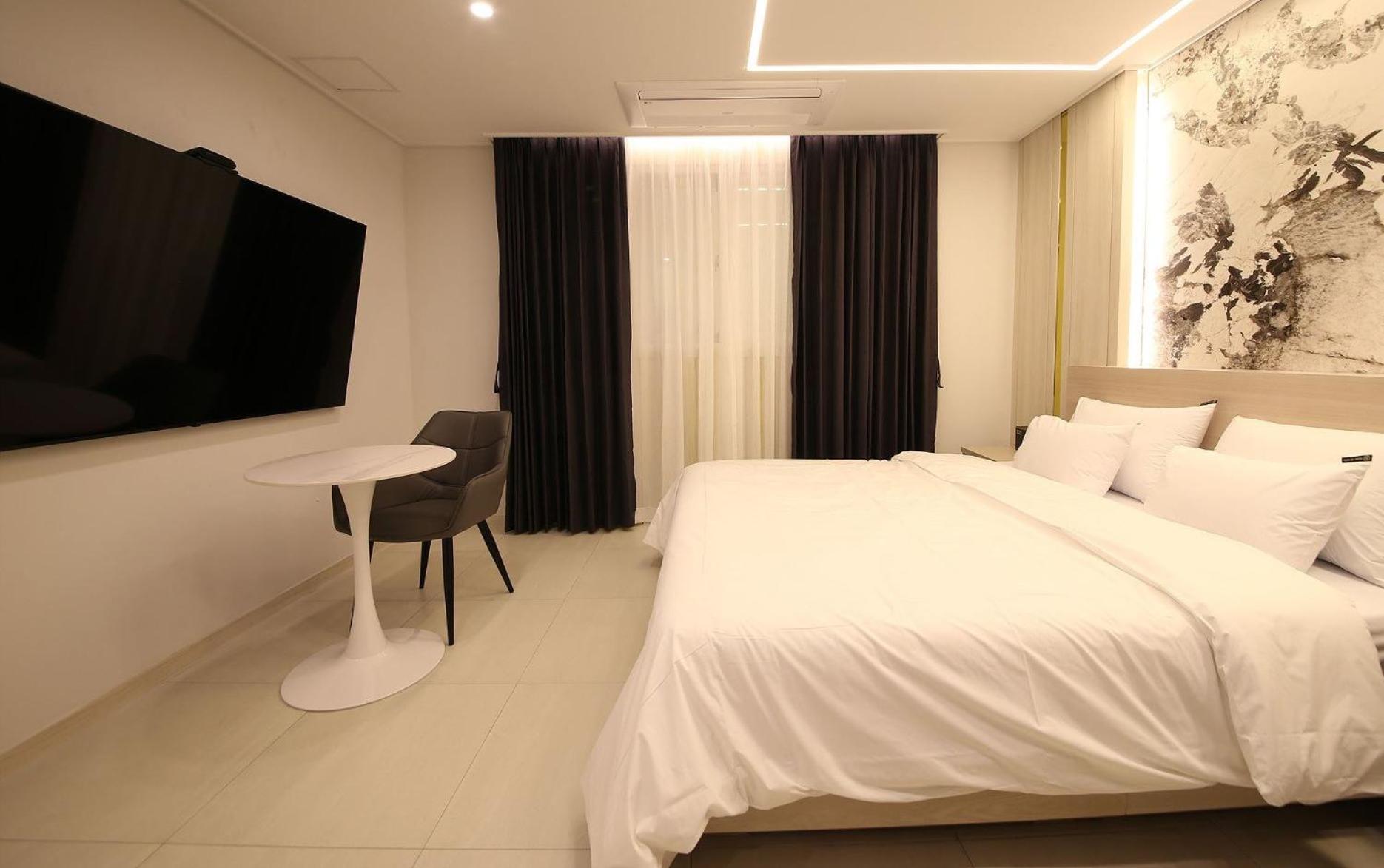 Deluxe King Room - Photo 12