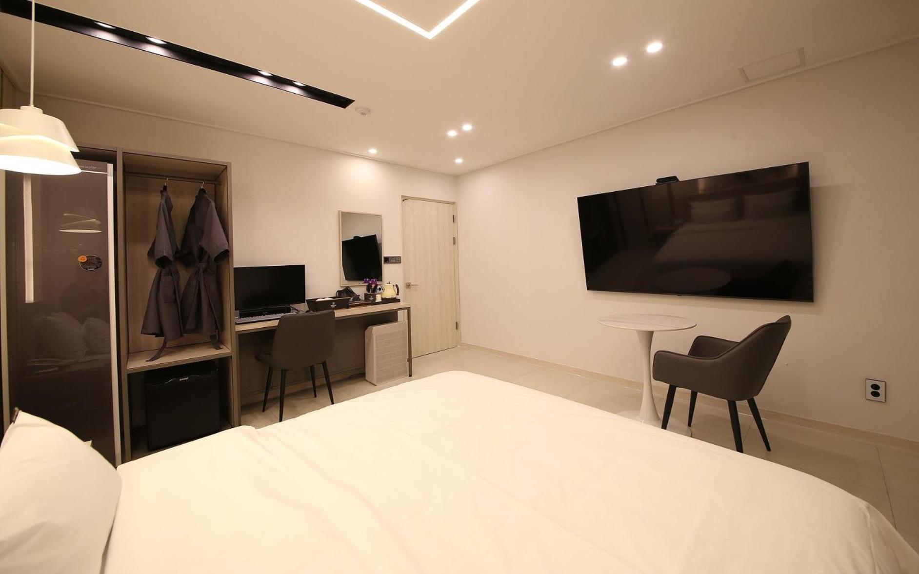 Deluxe King Room - Photo 11