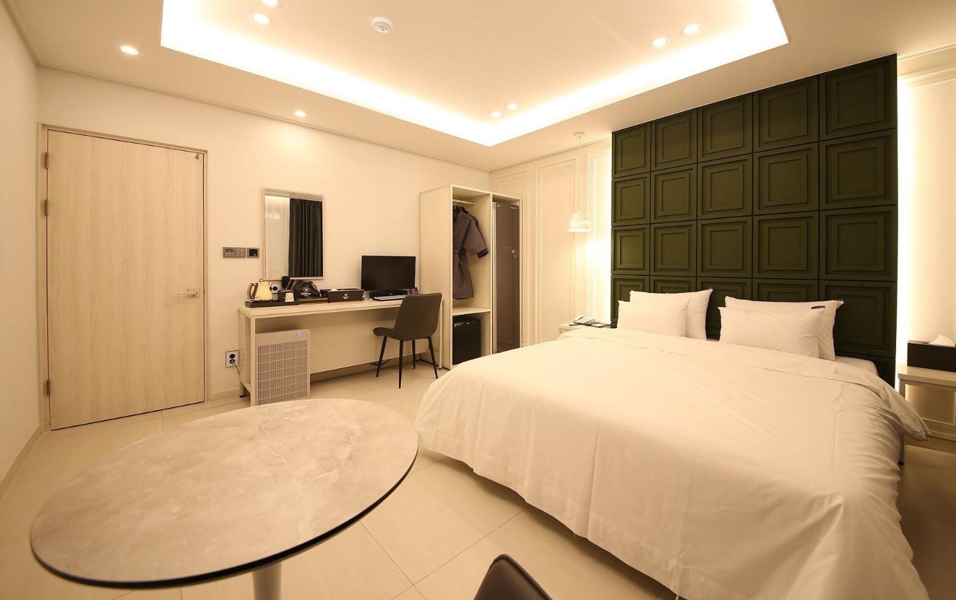 Deluxe King Room - Photo 13