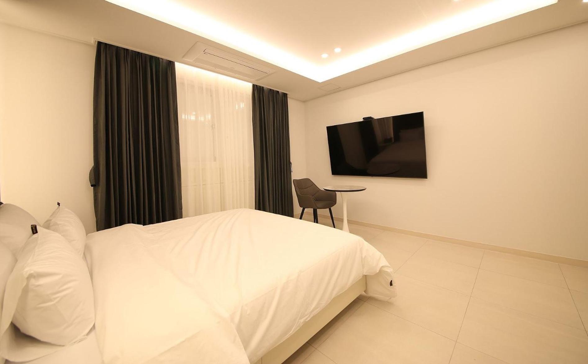 Deluxe King Room - Photo 14
