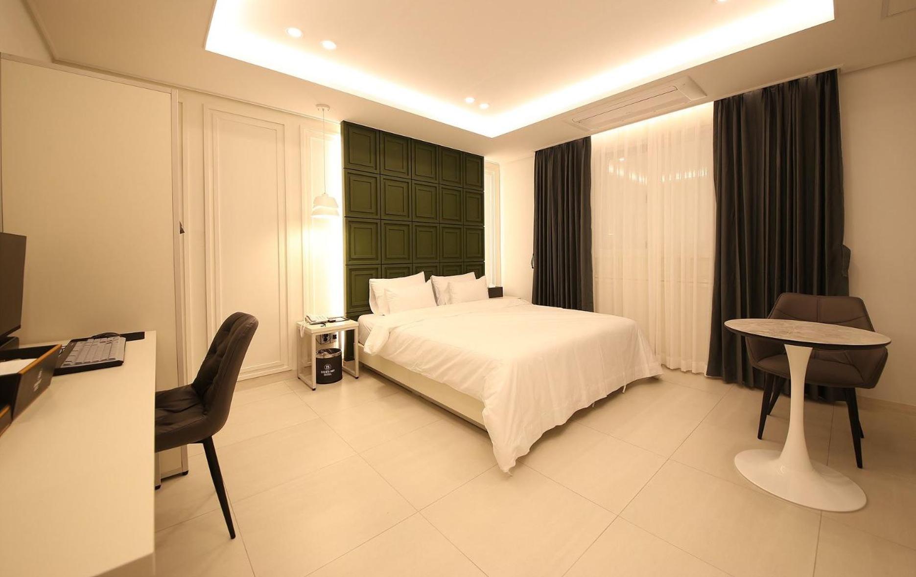 Deluxe King Room - Photo 2