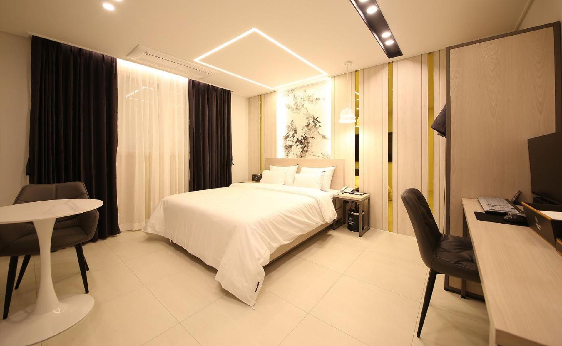 Deluxe King Room - Photo 15