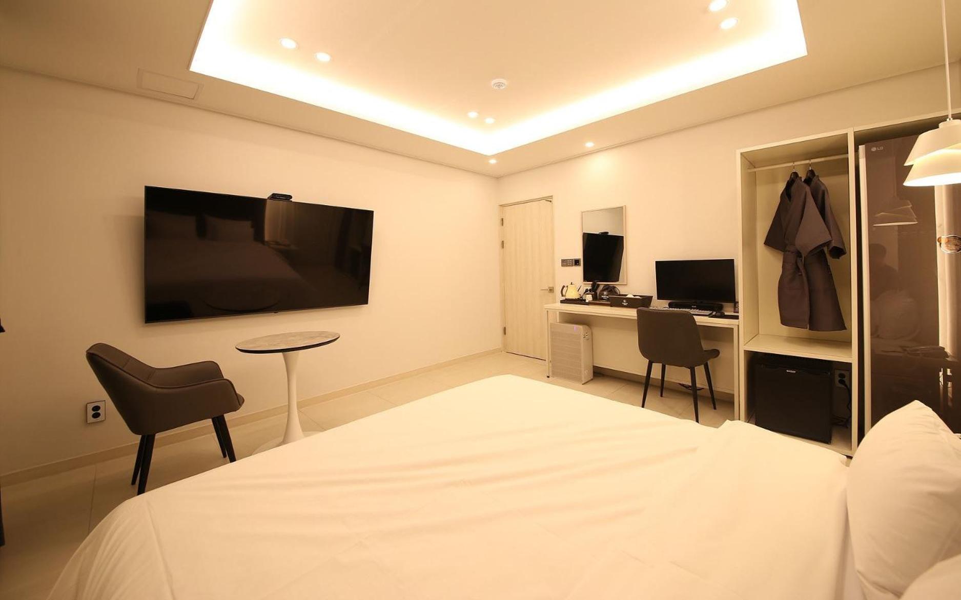 Deluxe King Room - Photo 16