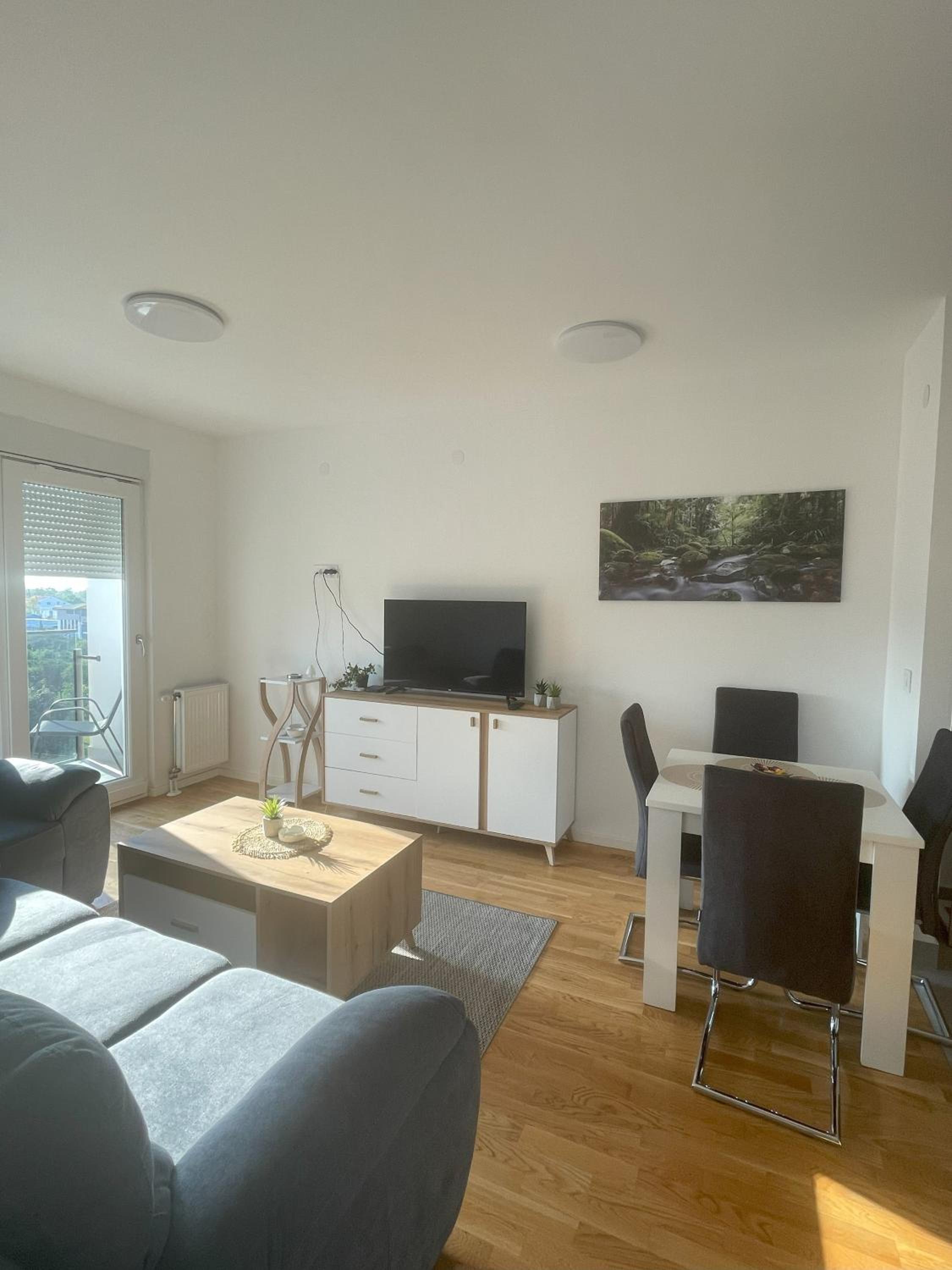 One-Bedroom Apartment photo 1