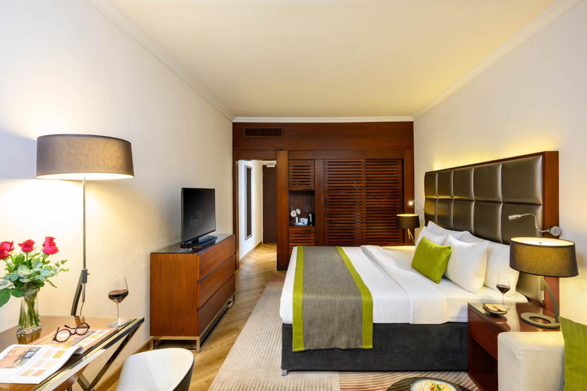 Deluxe Room with Balcony and Full Sea View - Photo 5