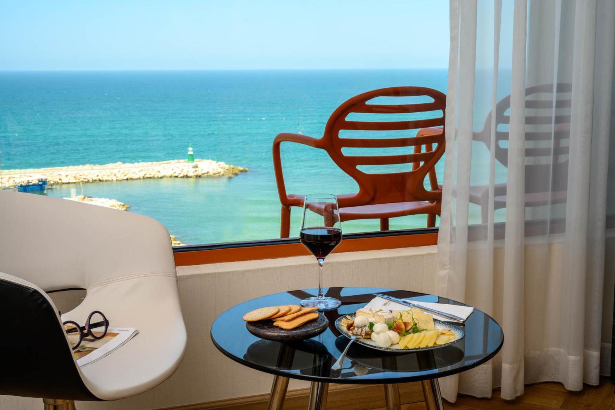 Deluxe Room with Balcony and Full Sea View - Photo 6