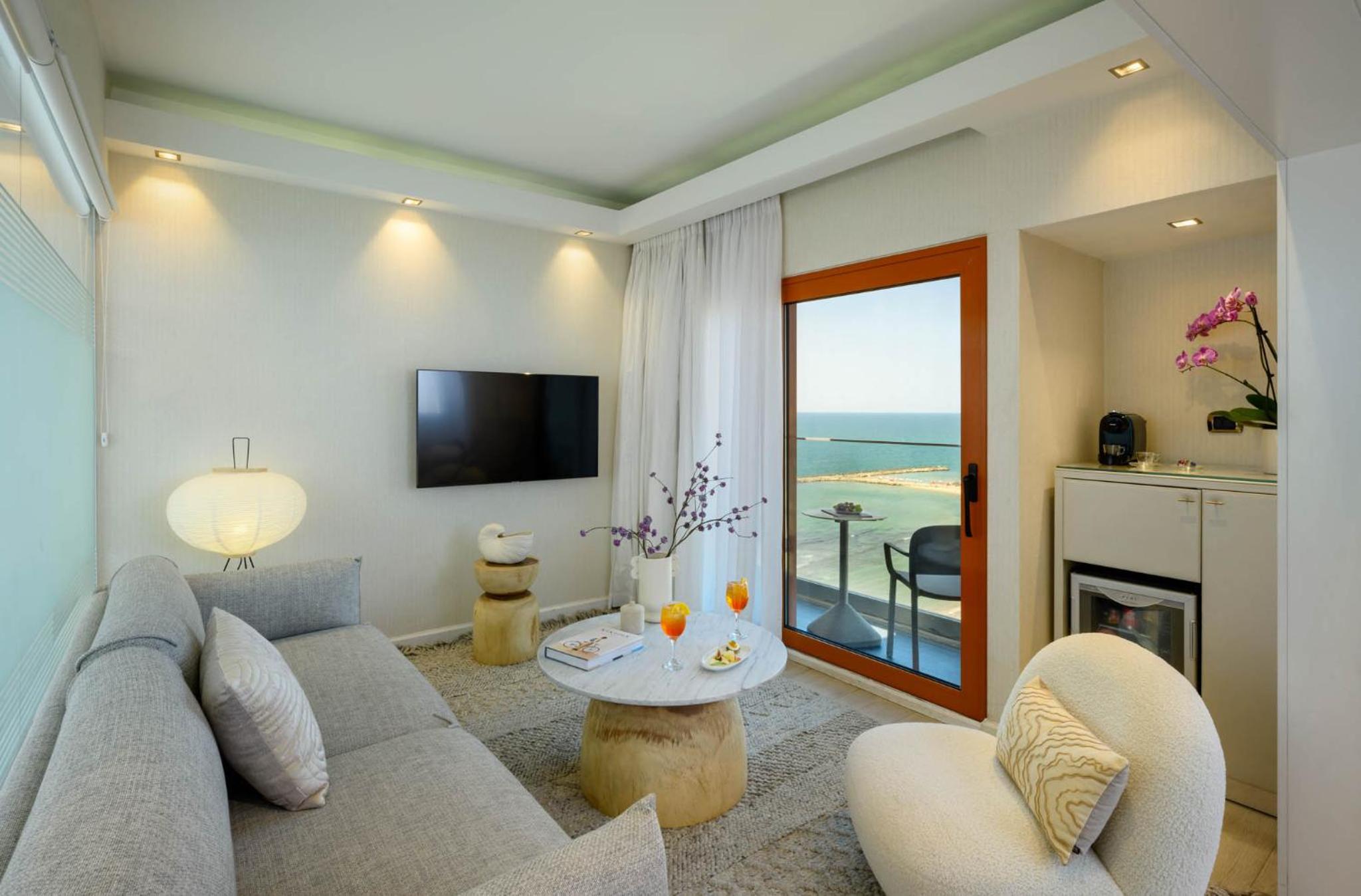 Honeymoon Suite - Photo 3