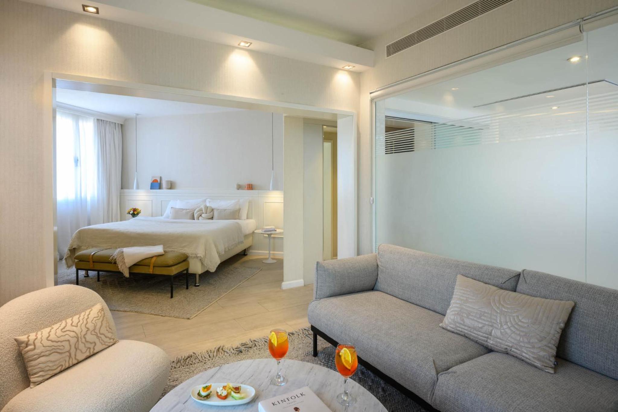 Honeymoon Suite - Photo 1