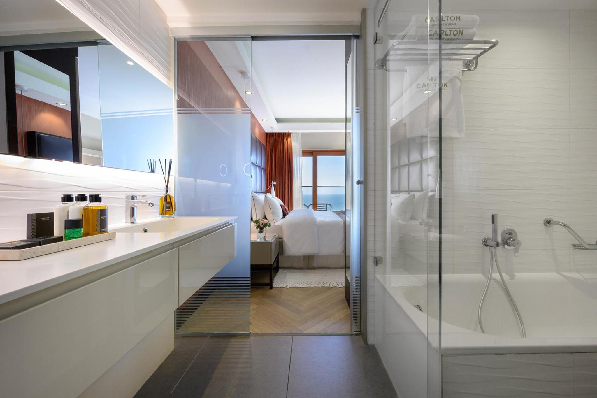 One-Bedroom Suite with Sea View - Photo 3