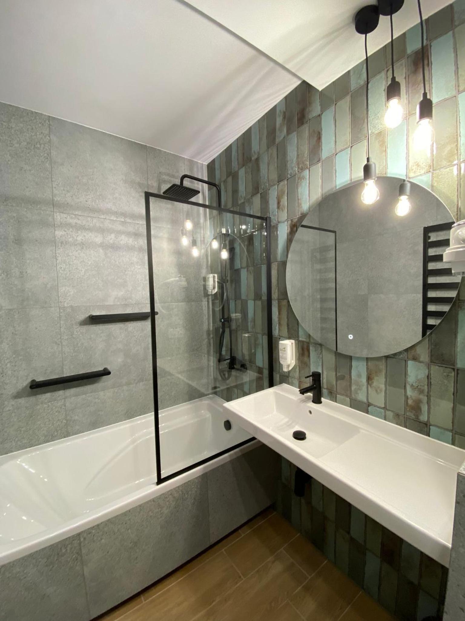 One-Bedroom Apartment - Photo 2