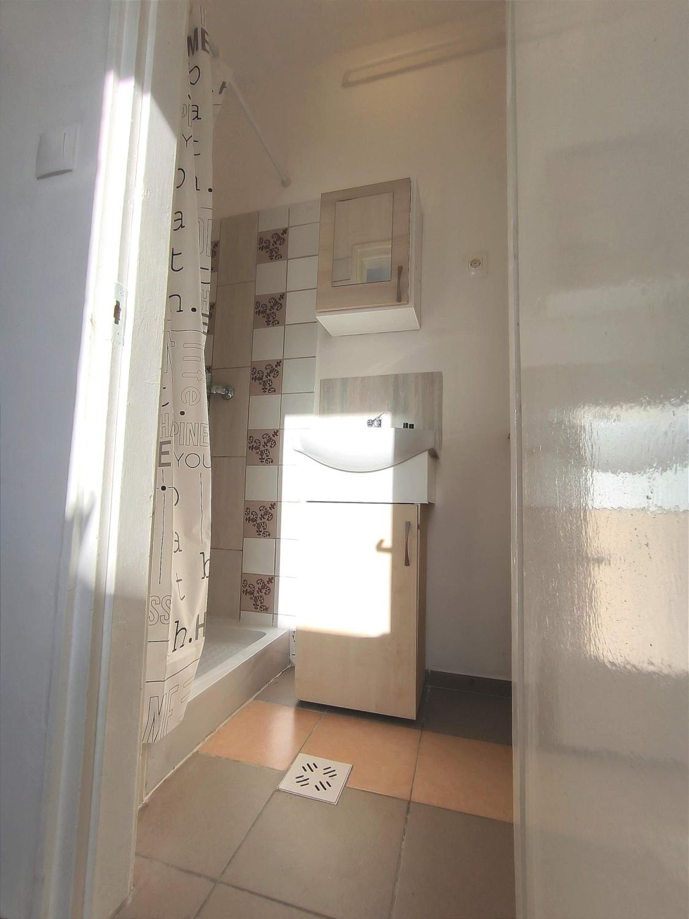 Apartment with Balcony - Photo 6