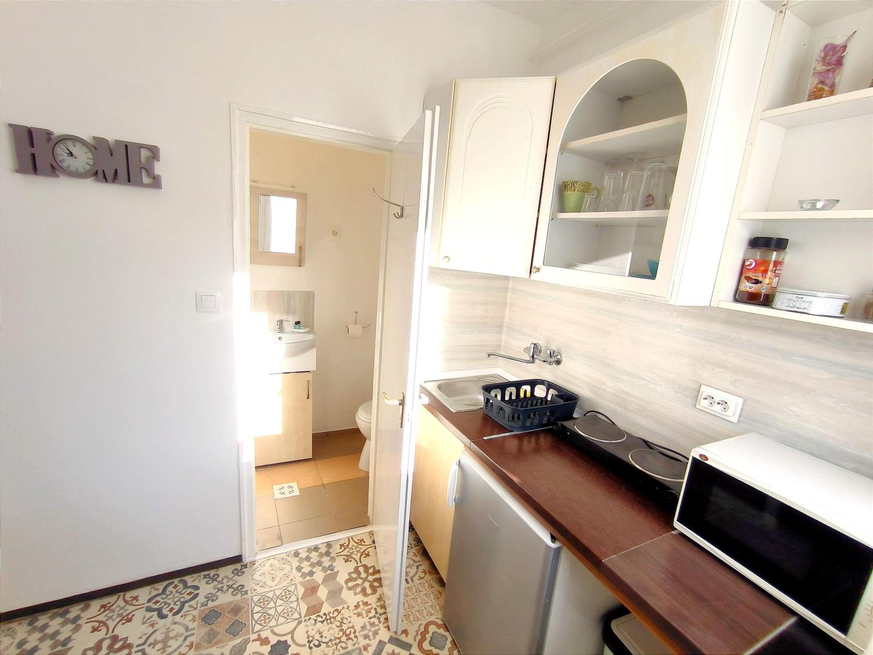 Apartment with Balcony - Photo 5