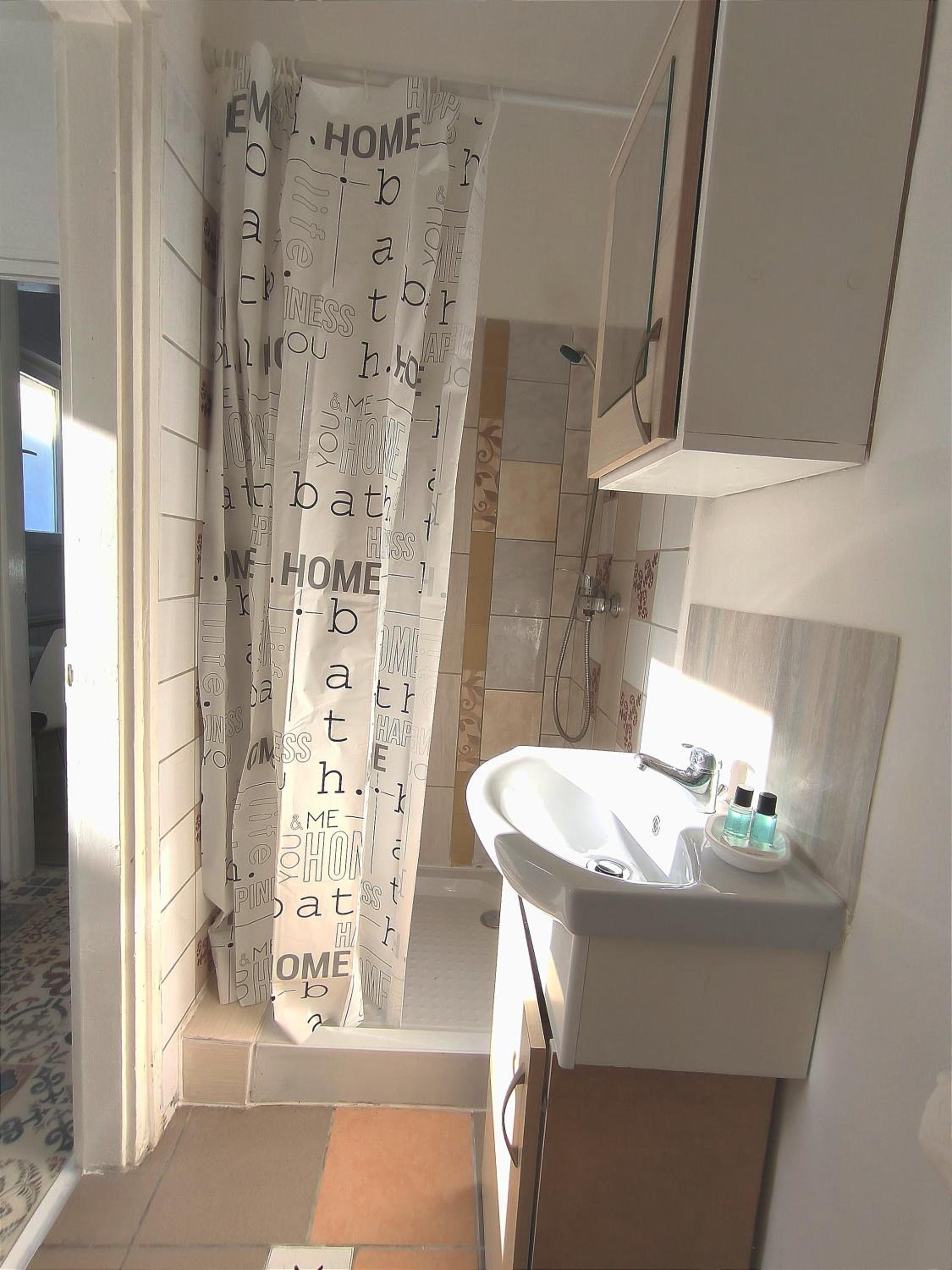 Apartment with Balcony - Photo 2