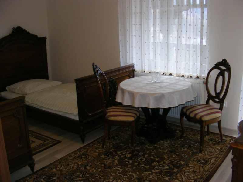 Twin Room - Photo 3