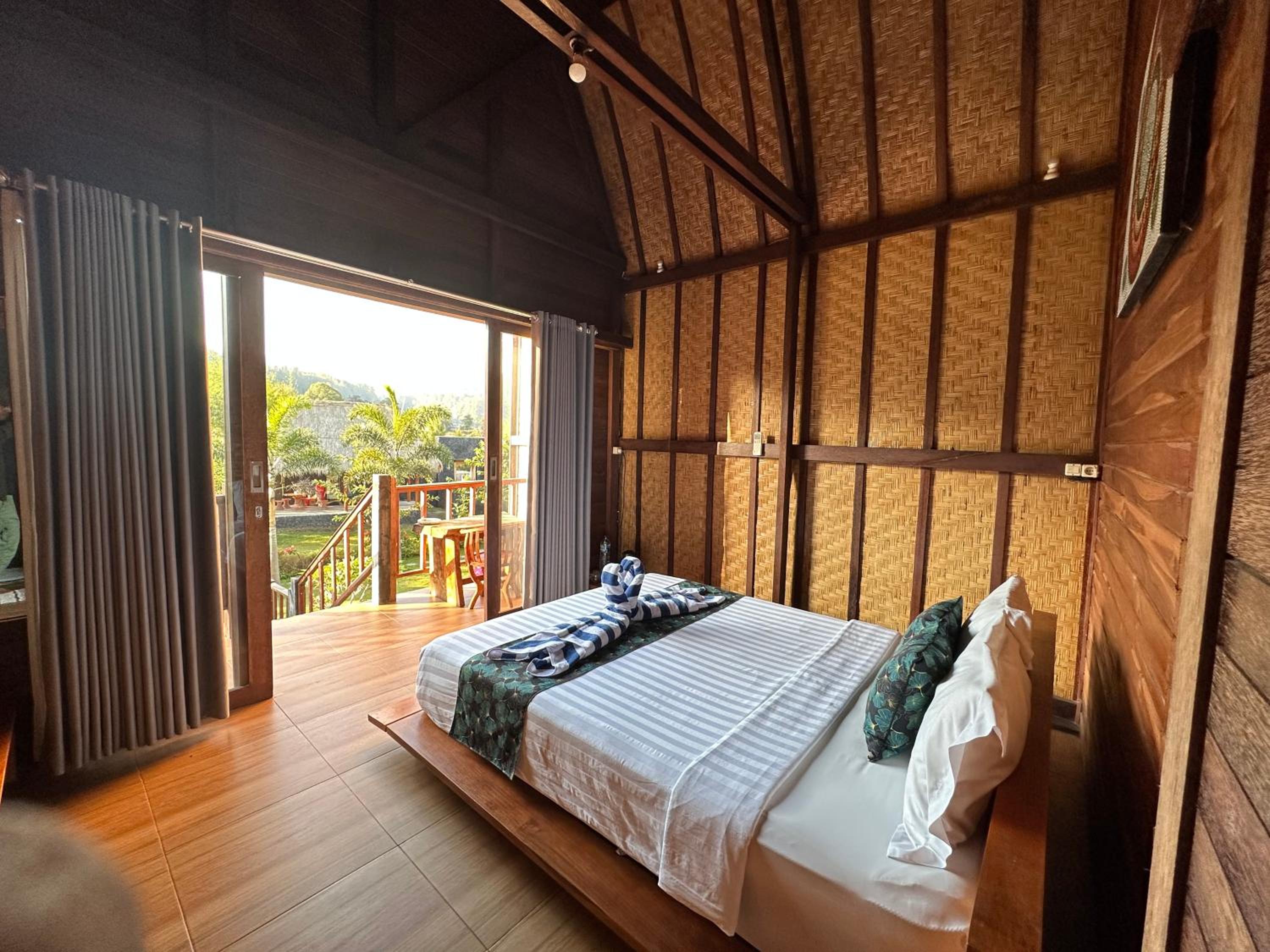 Deluxe Room (2 Adults + 1 Child) - Photo 12