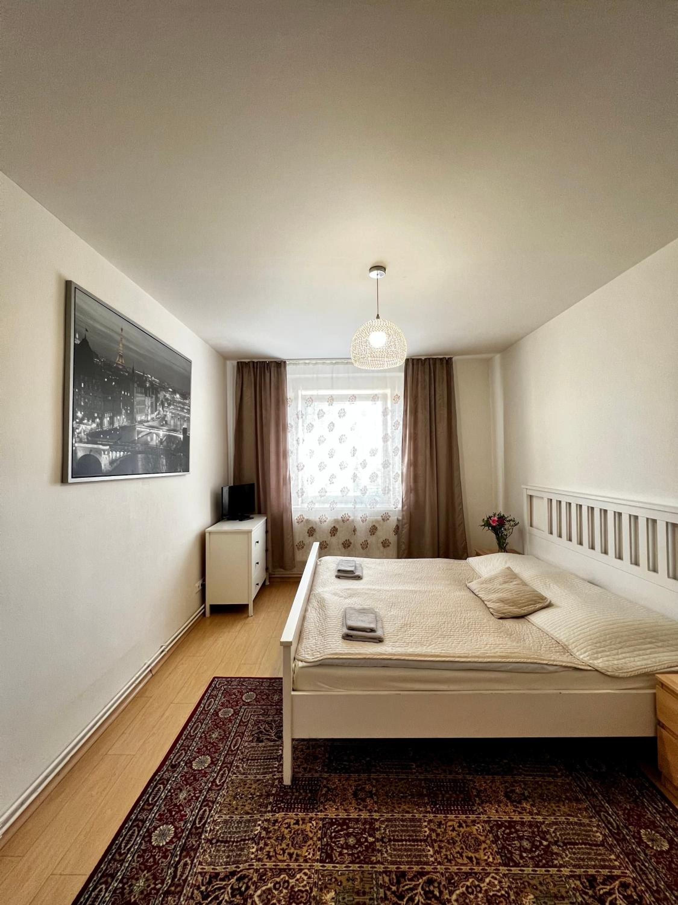 Large Double Room with Shared Bathroom