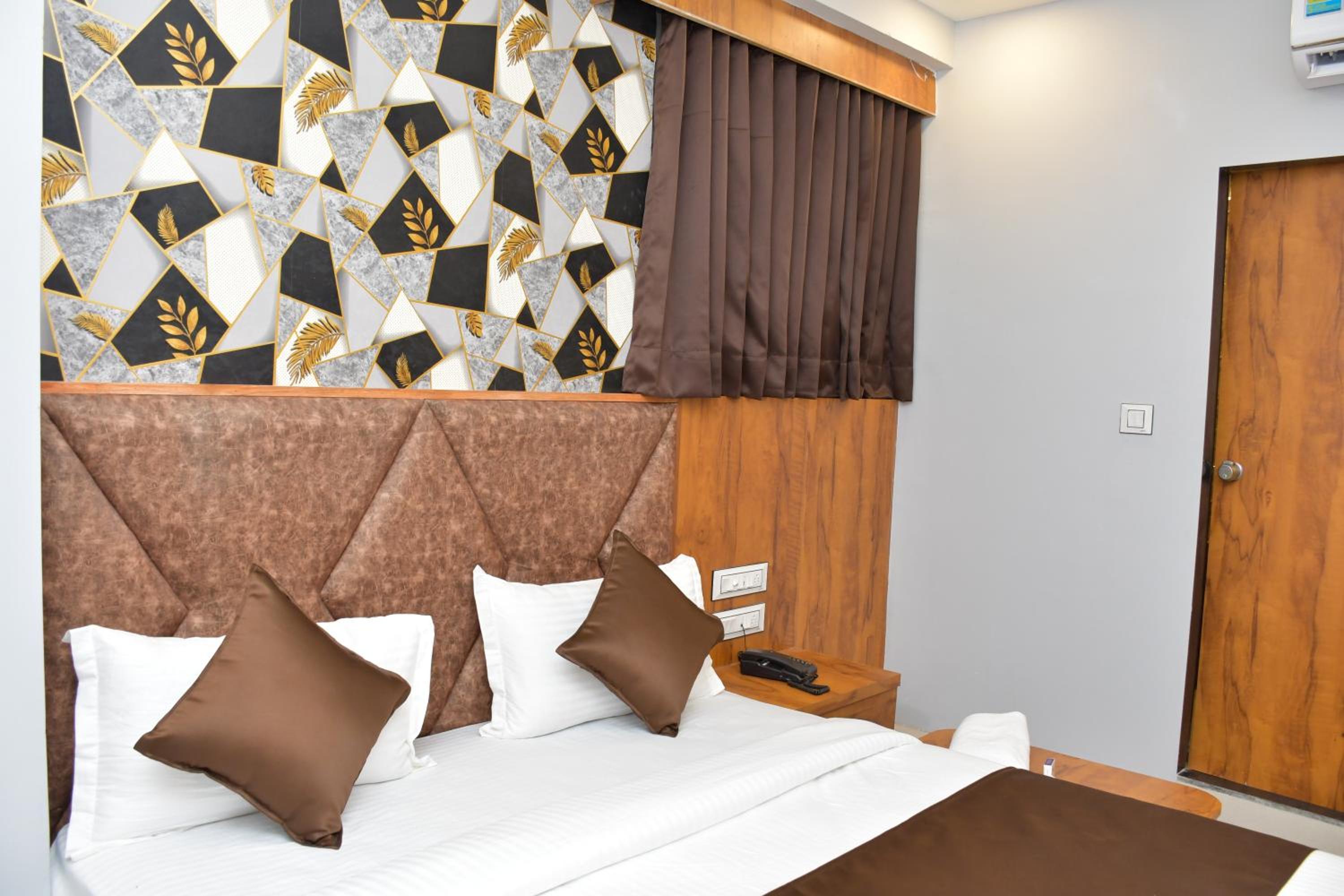 Queen Room photo 2