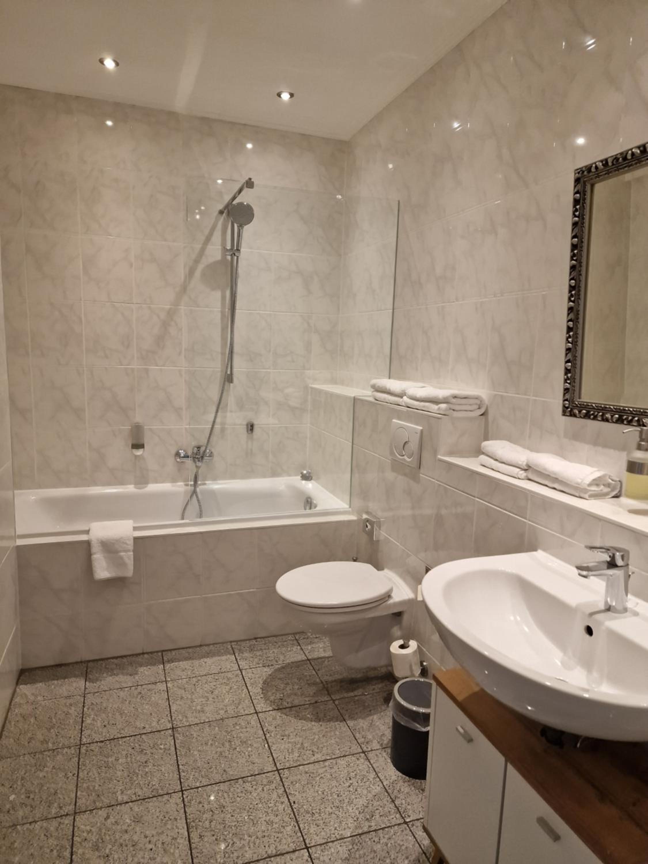 One-Bedroom Suite - Photo 3