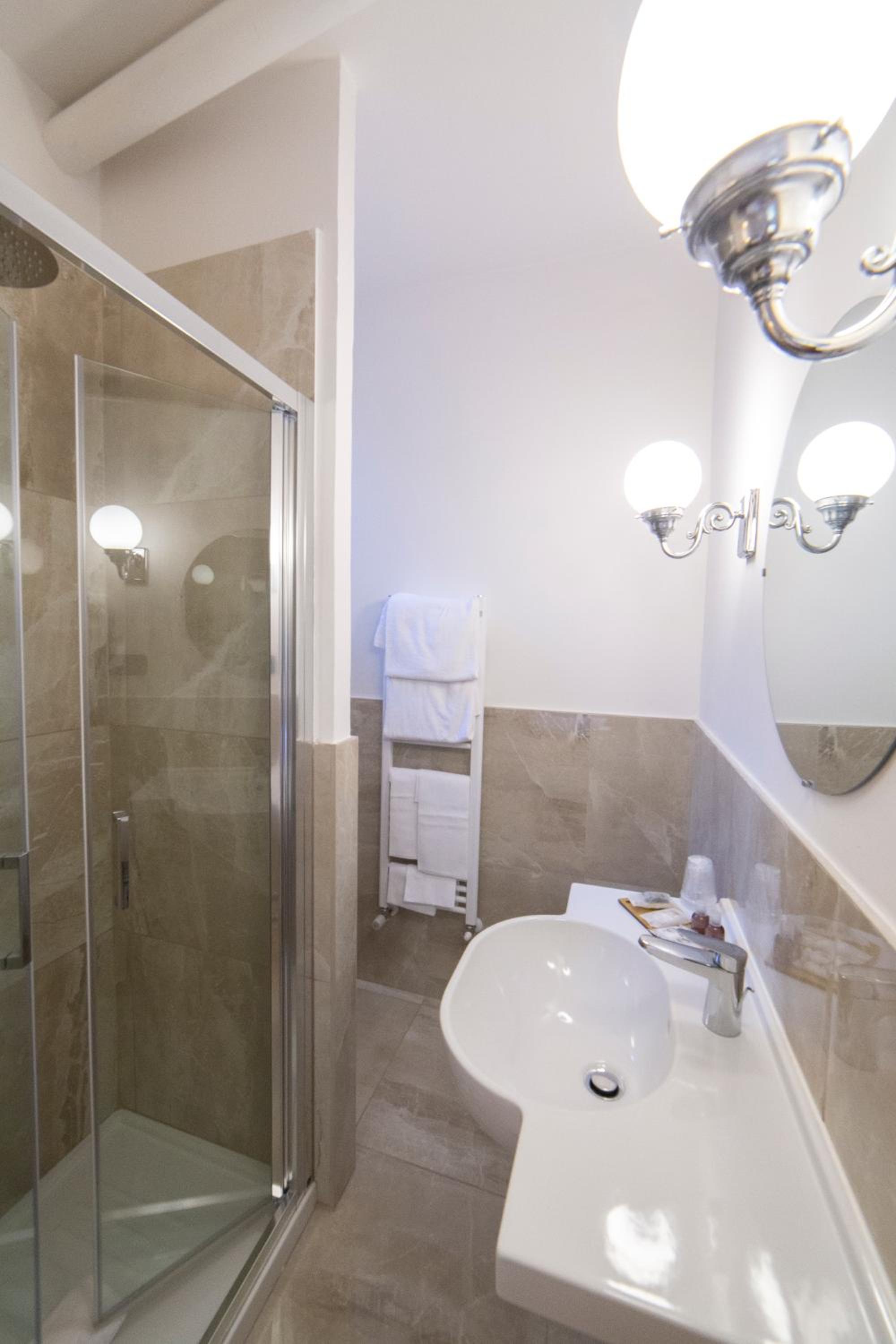 Standard Double Room - Photo 6