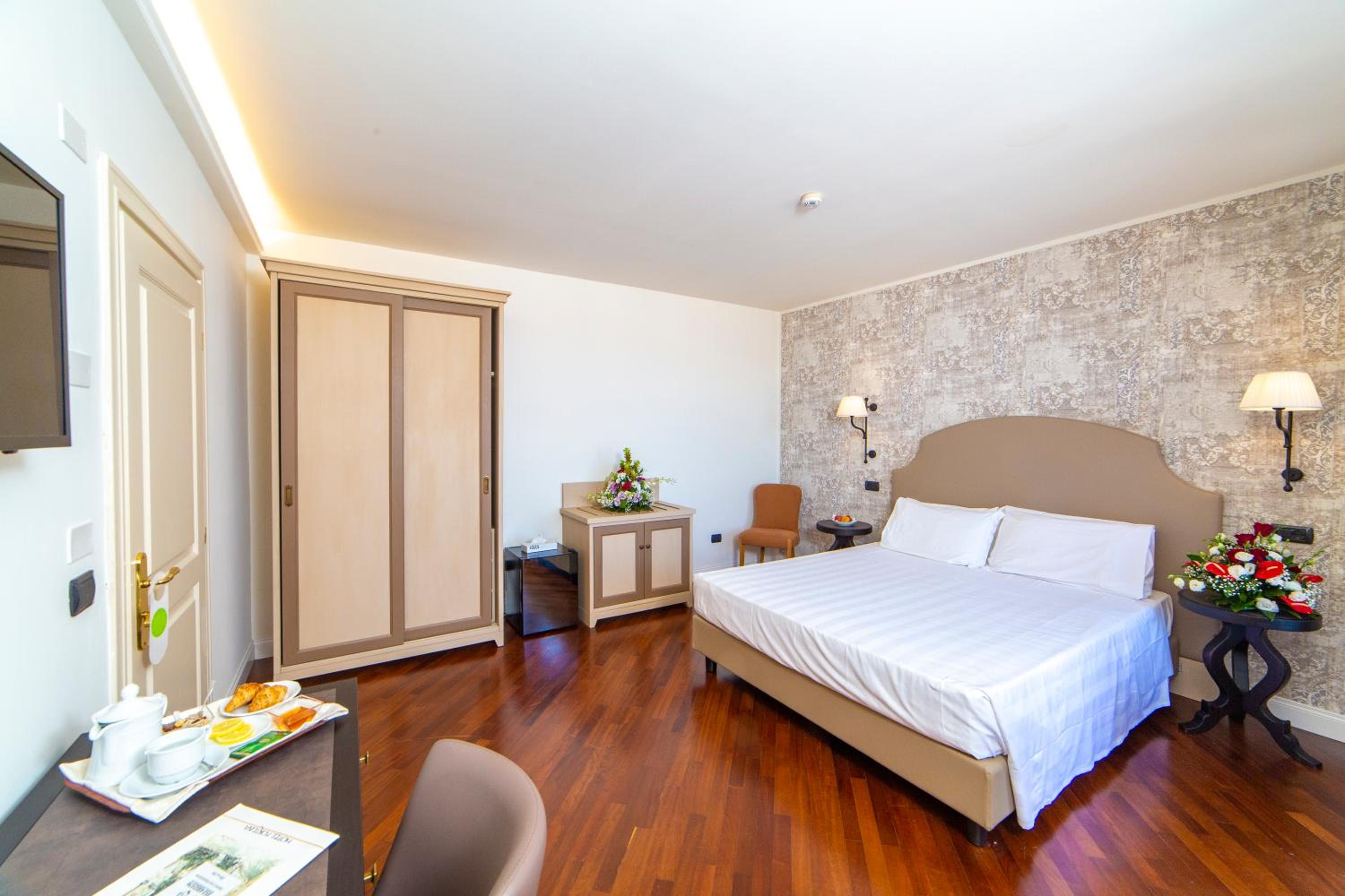Standard Double Room - Photo 10