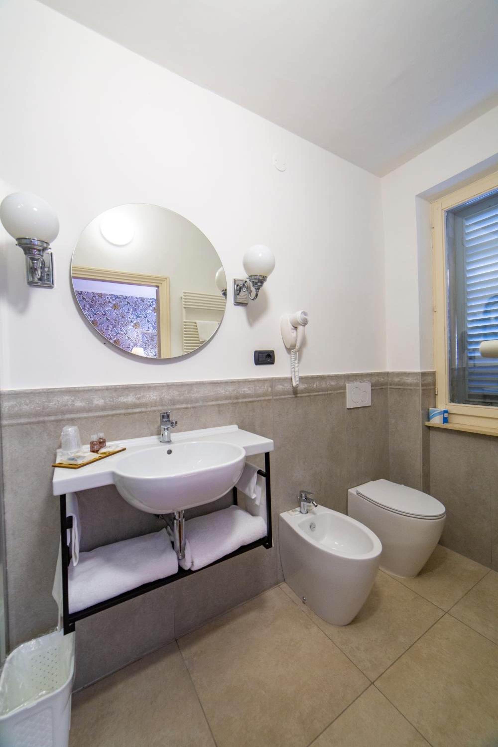 Standard Double Room - Photo 11