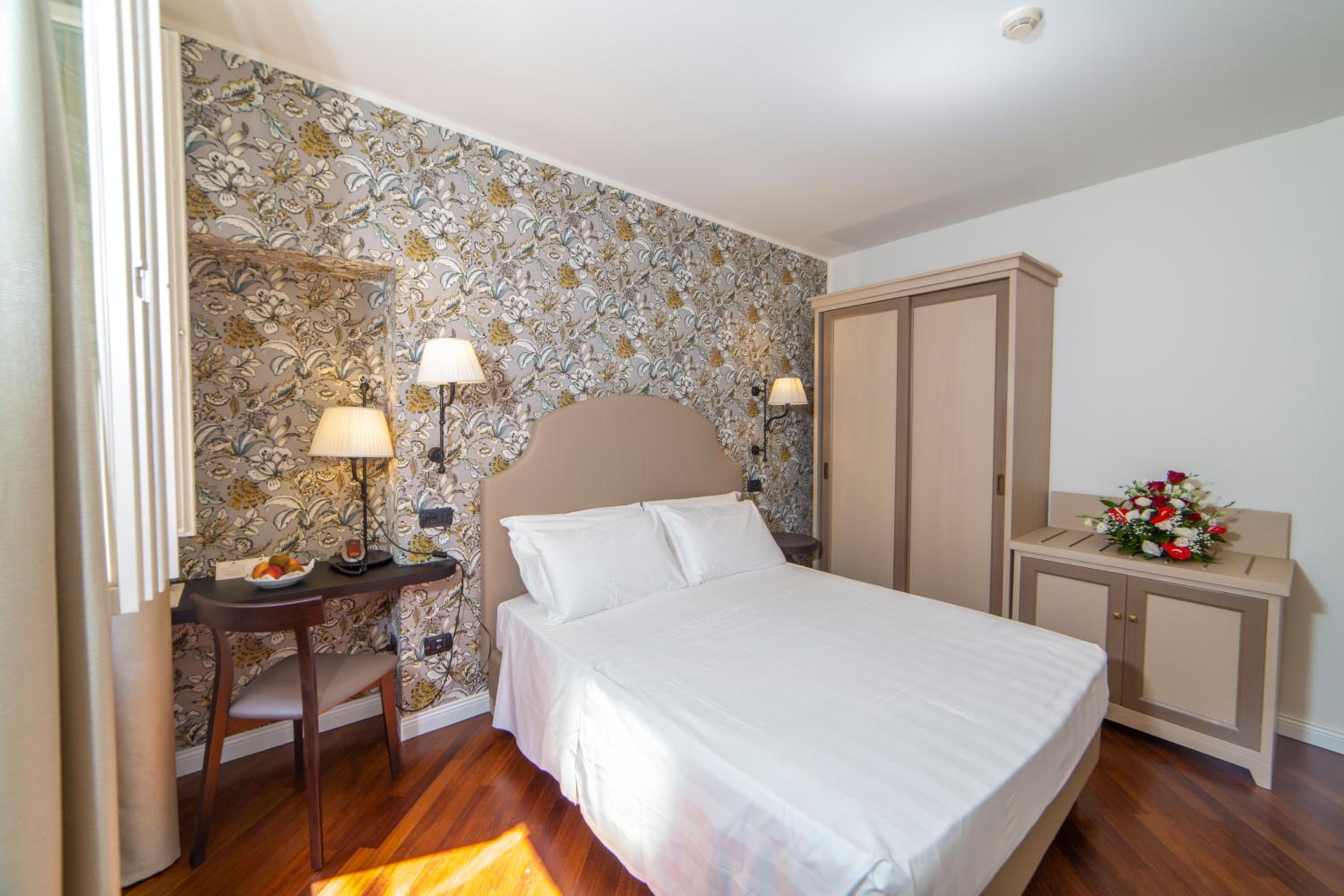 Standard Double Room - Photo 12