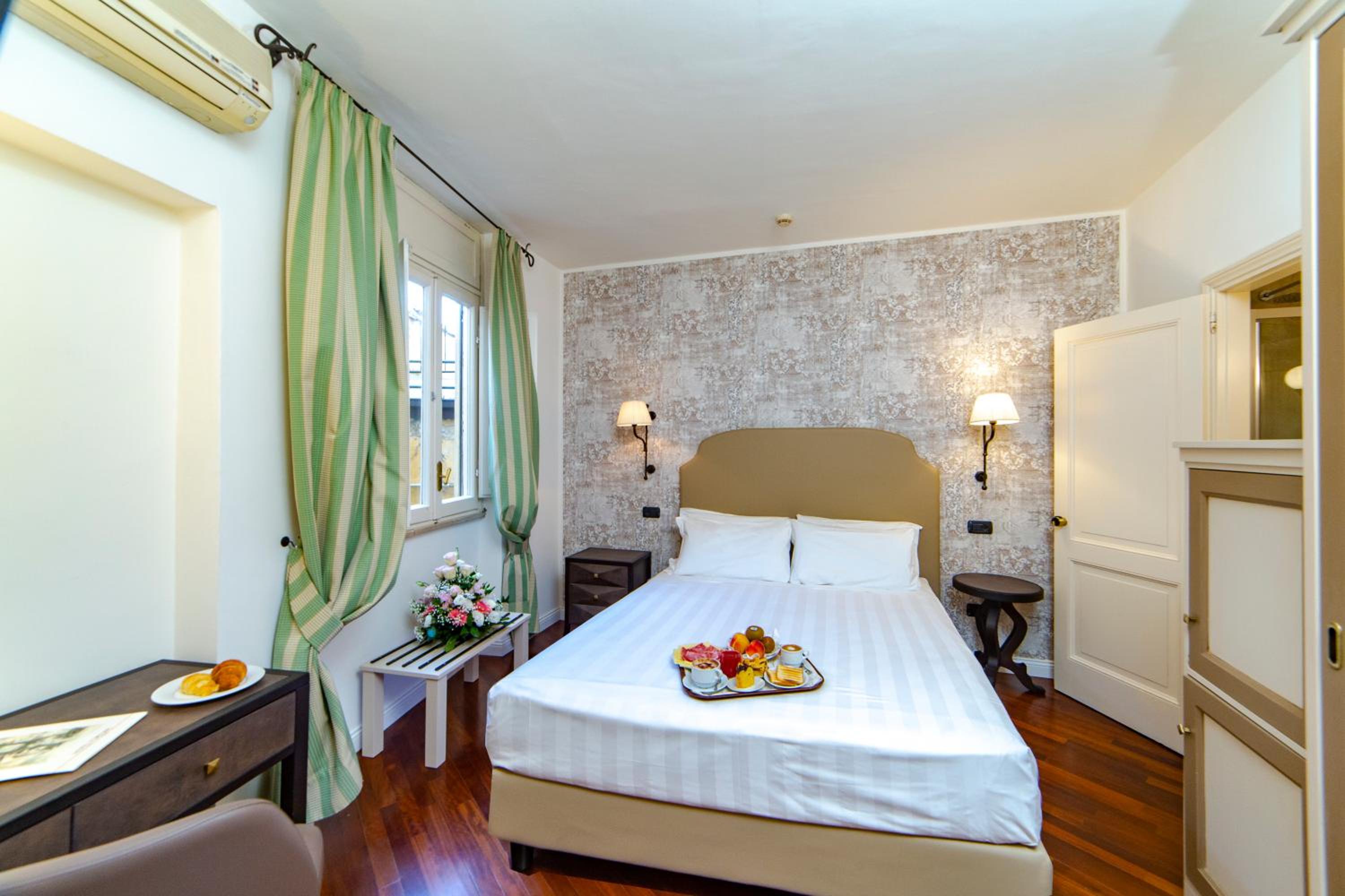 Standard Double Room - Photo 13