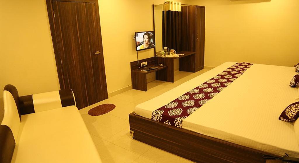 Deluxe Double Room (2 Adults + 1 Child) photo 2
