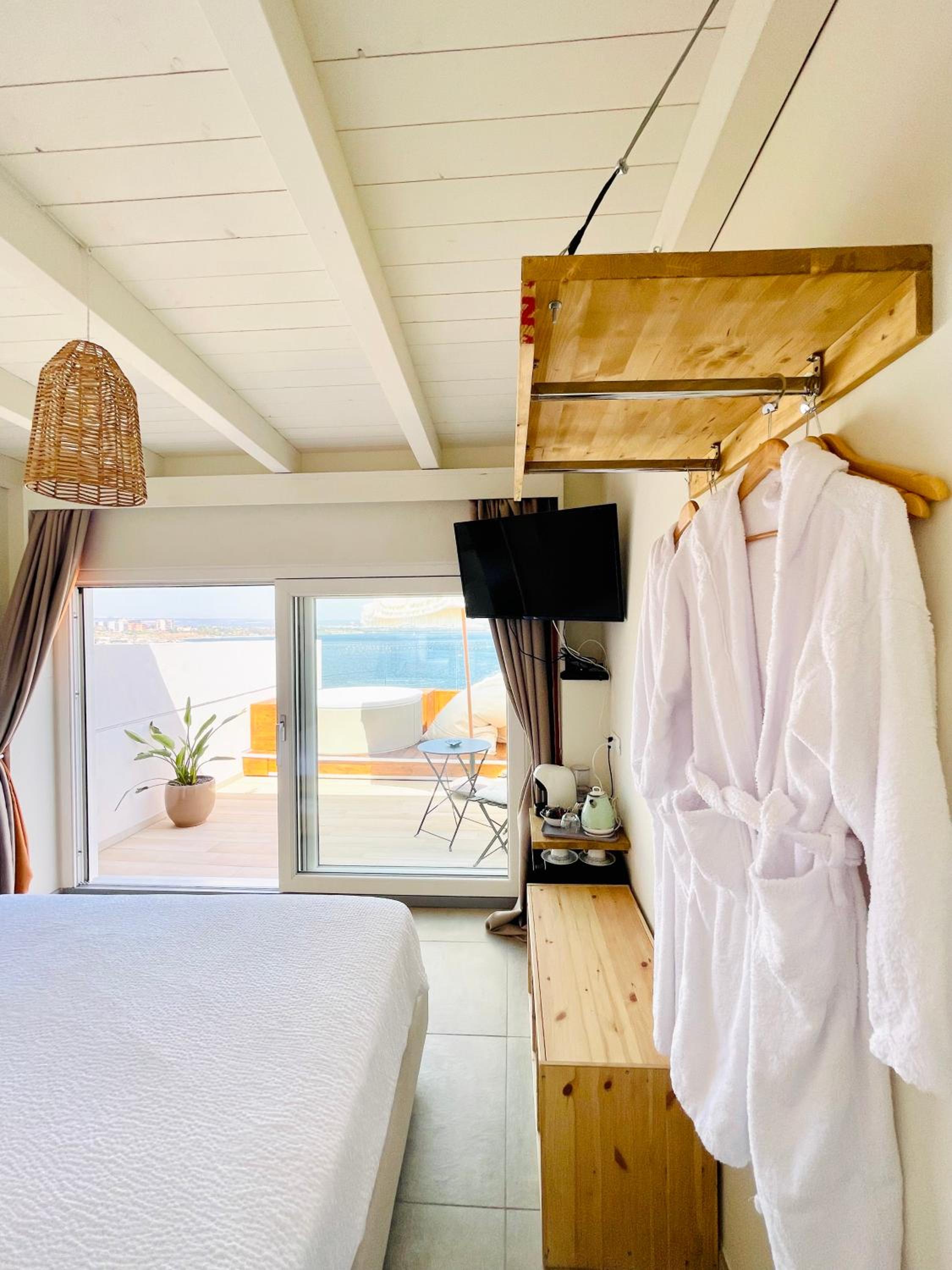Deluxe Double Room with Sea View and Hot Tub - Photo 5
