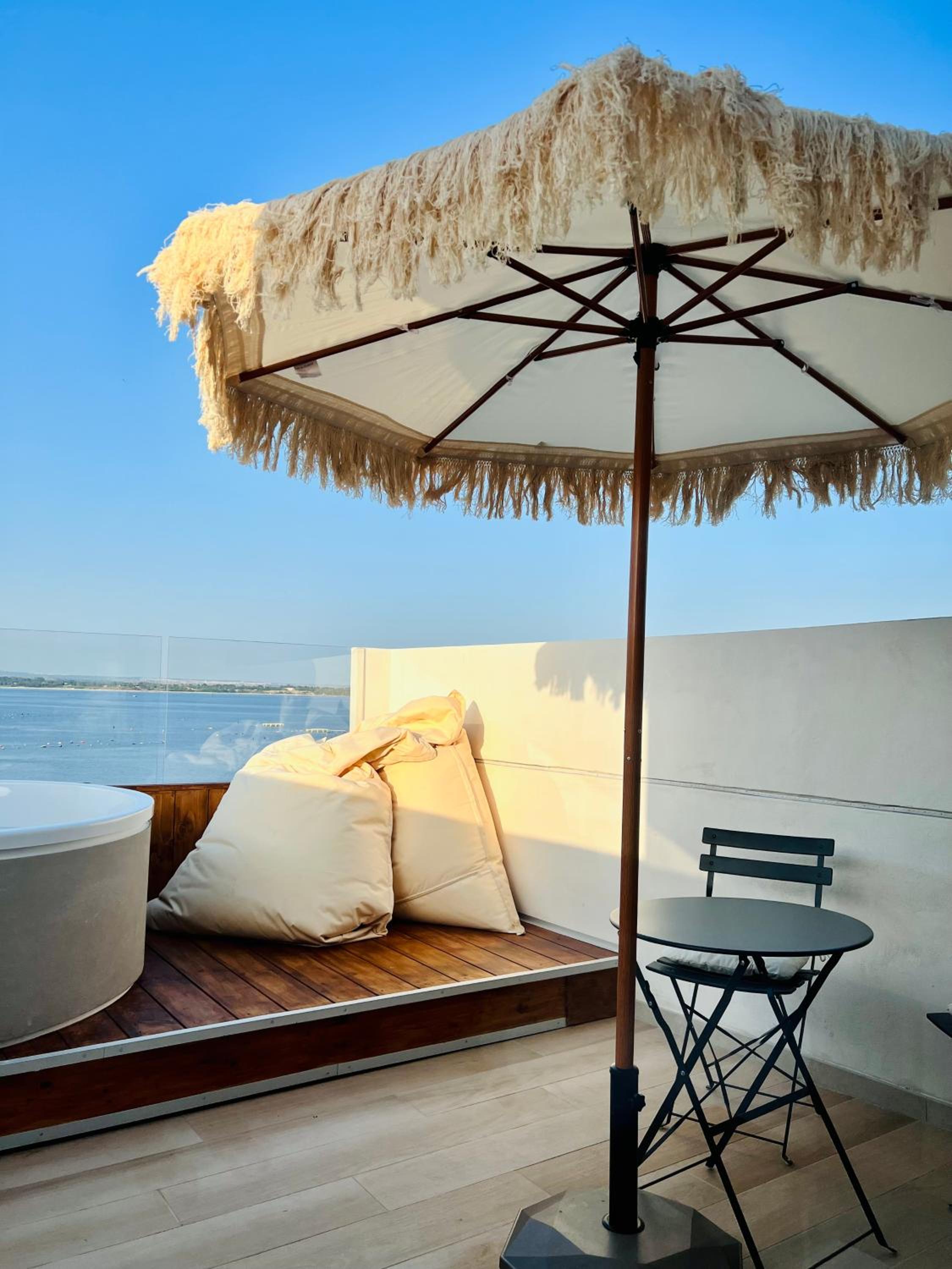 Deluxe Double Room with Sea View and Hot Tub - Photo 7