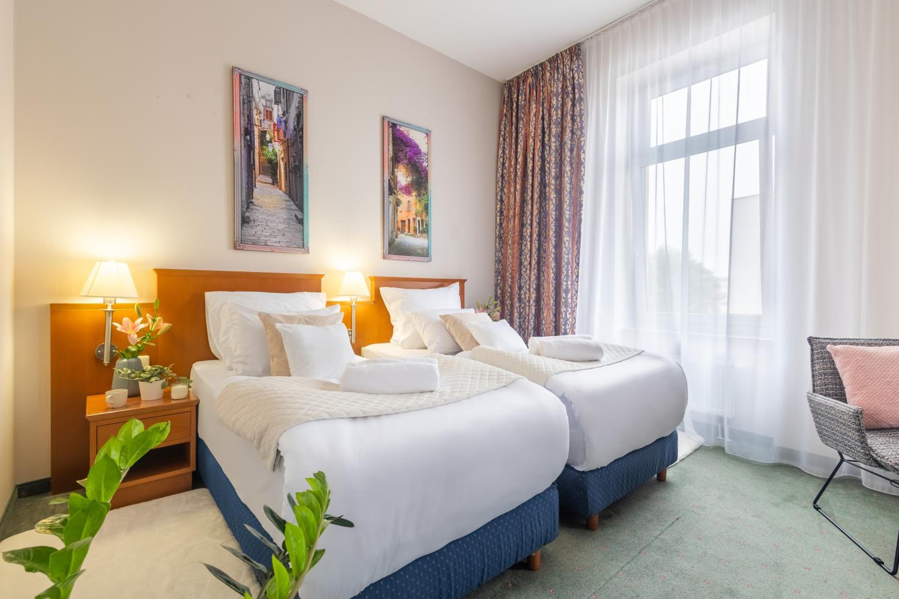 Standard Twin Room - Photo 1