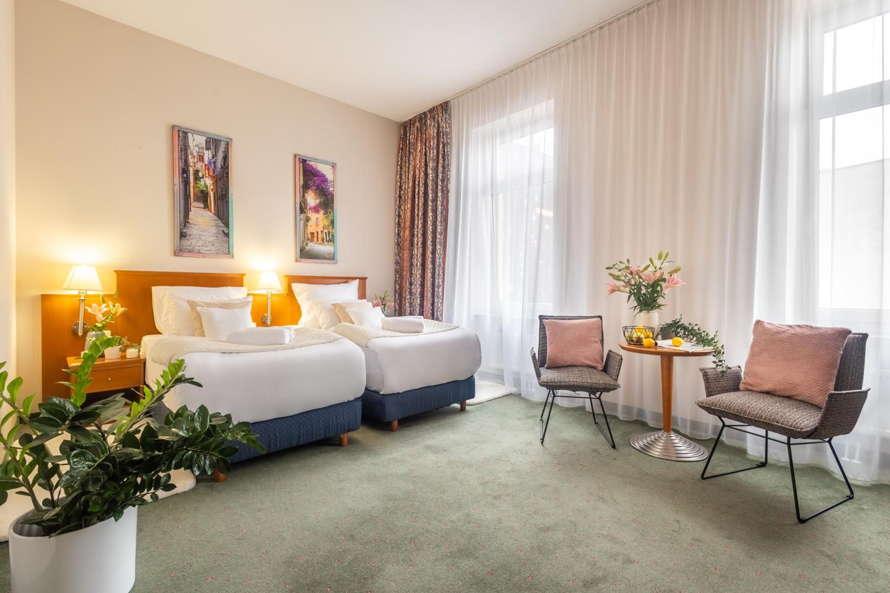Standard Twin Room - Photo 3