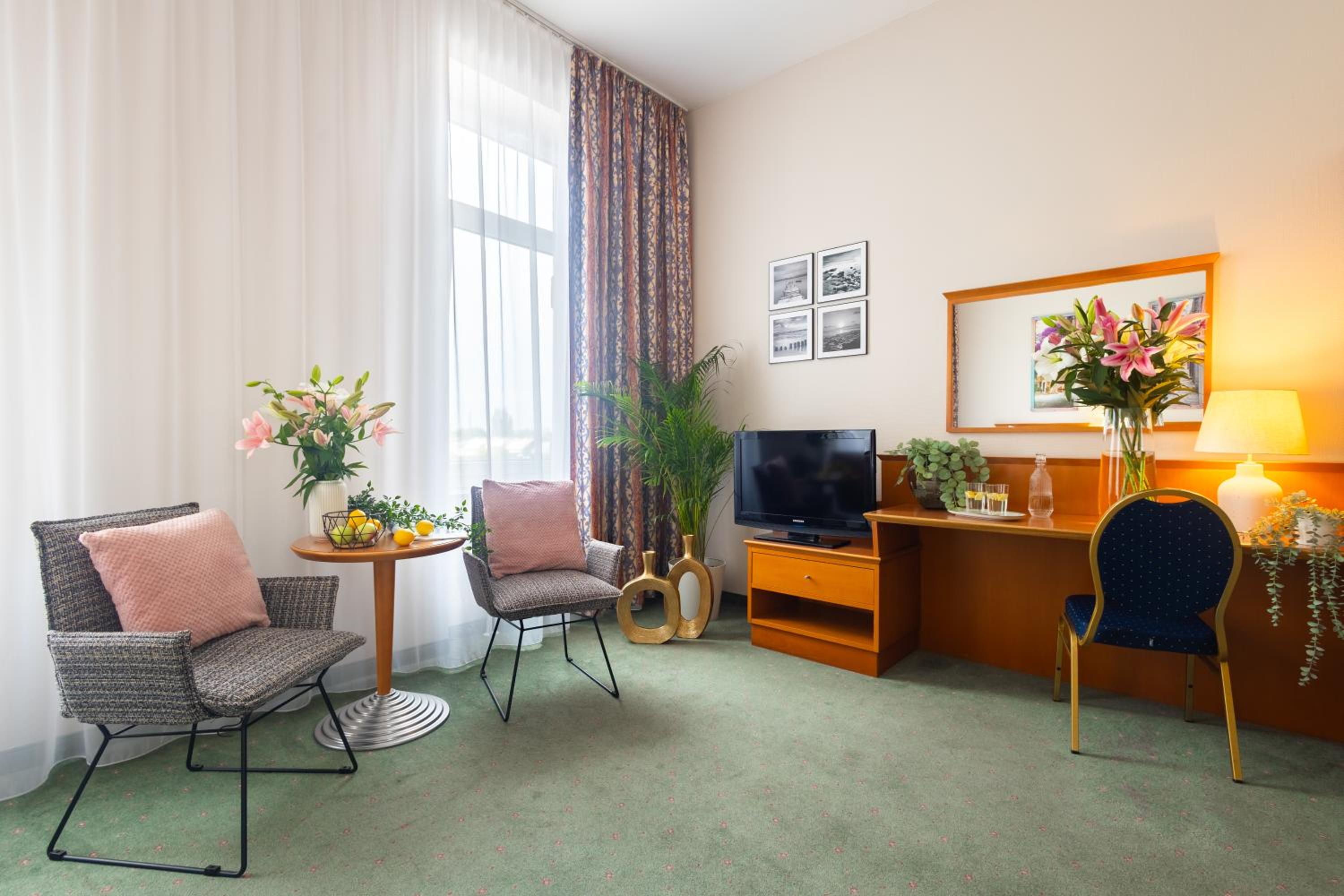 Standard Twin Room - Photo 8