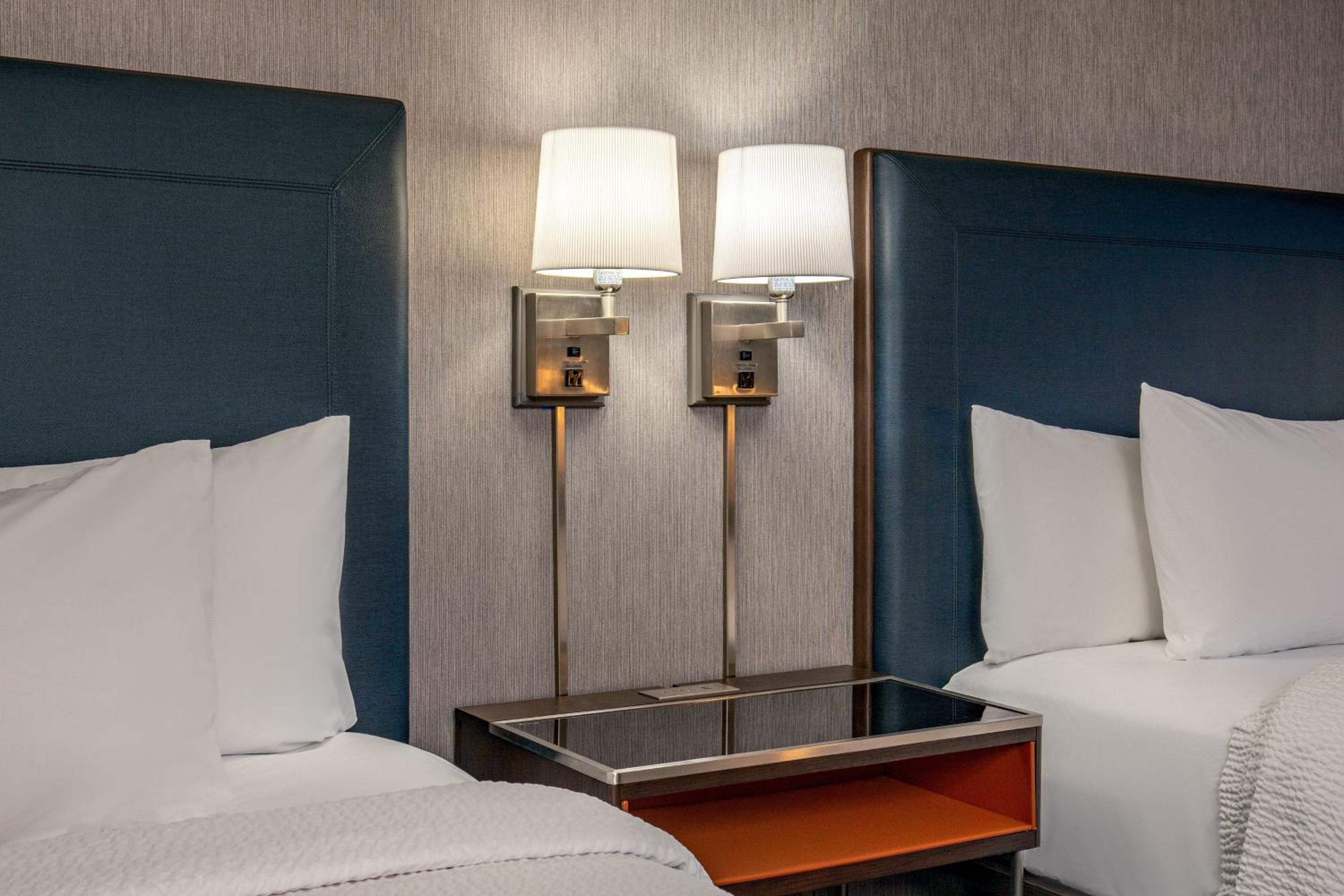 Queen Room with Two Queen Beds - Photo 2