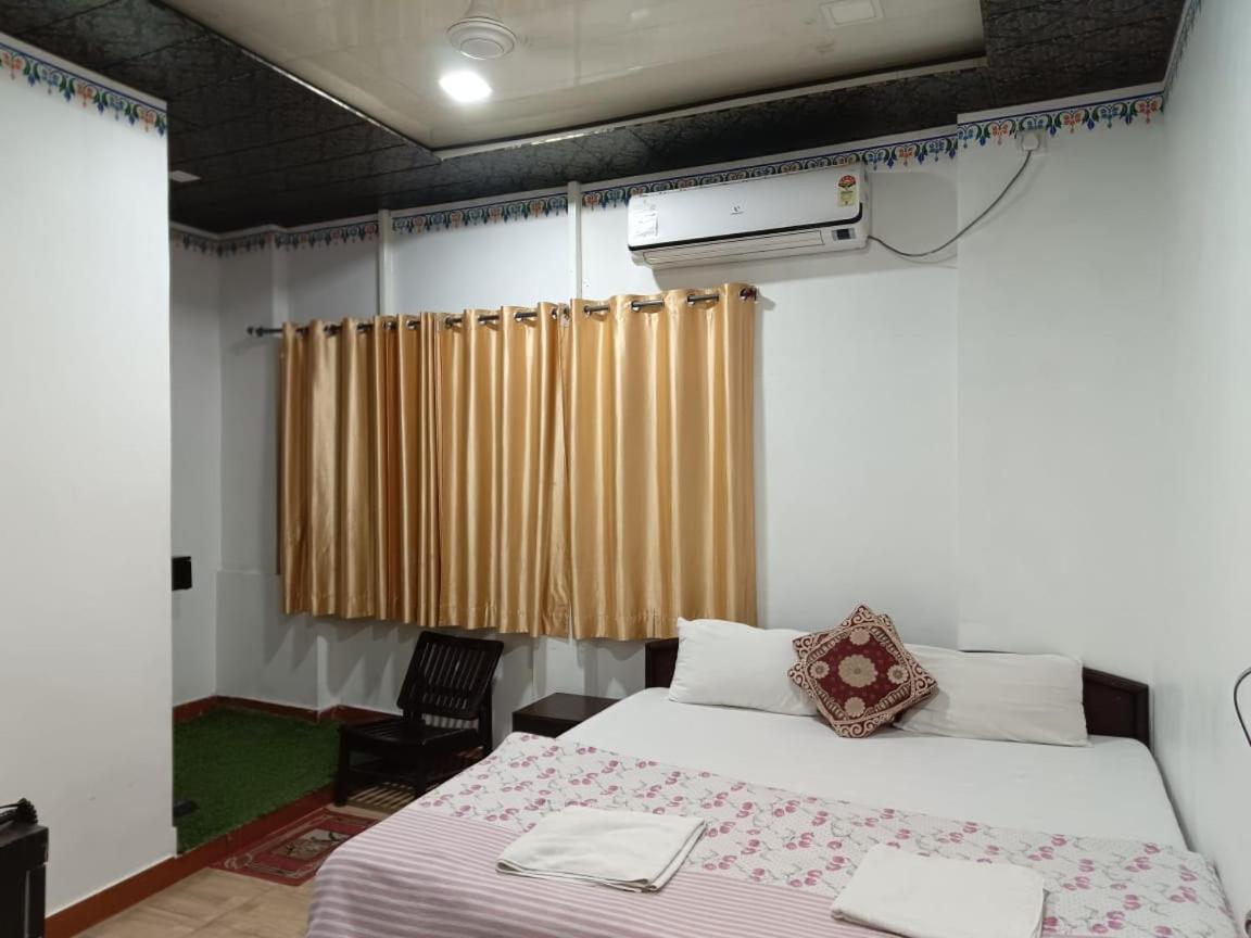 Double Room with Private Bathroom - Photo 12