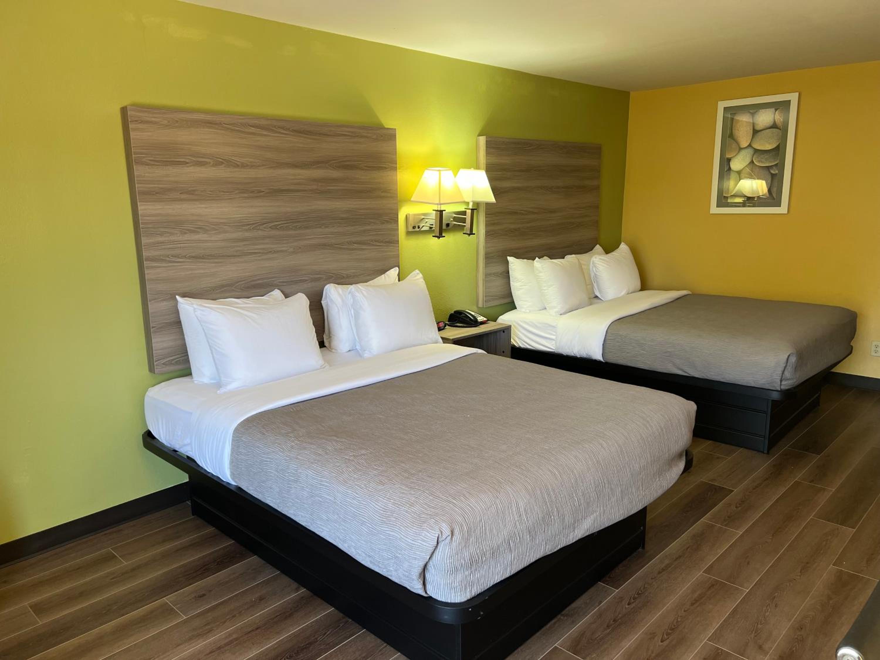 Quadruple Room with Two Queen Beds/Dog Friendly Room - Non Smoking  - Photo 2